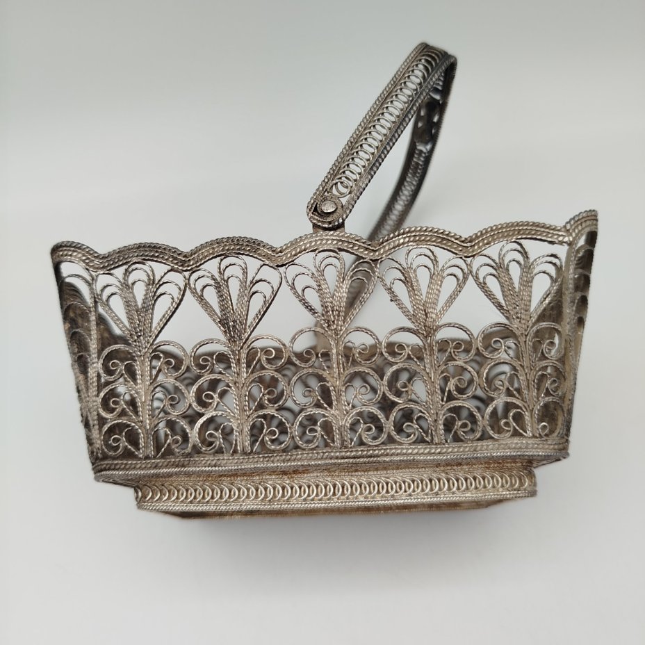 Конфетница прямоугольной формы с ручкой, выполненная в технике скани