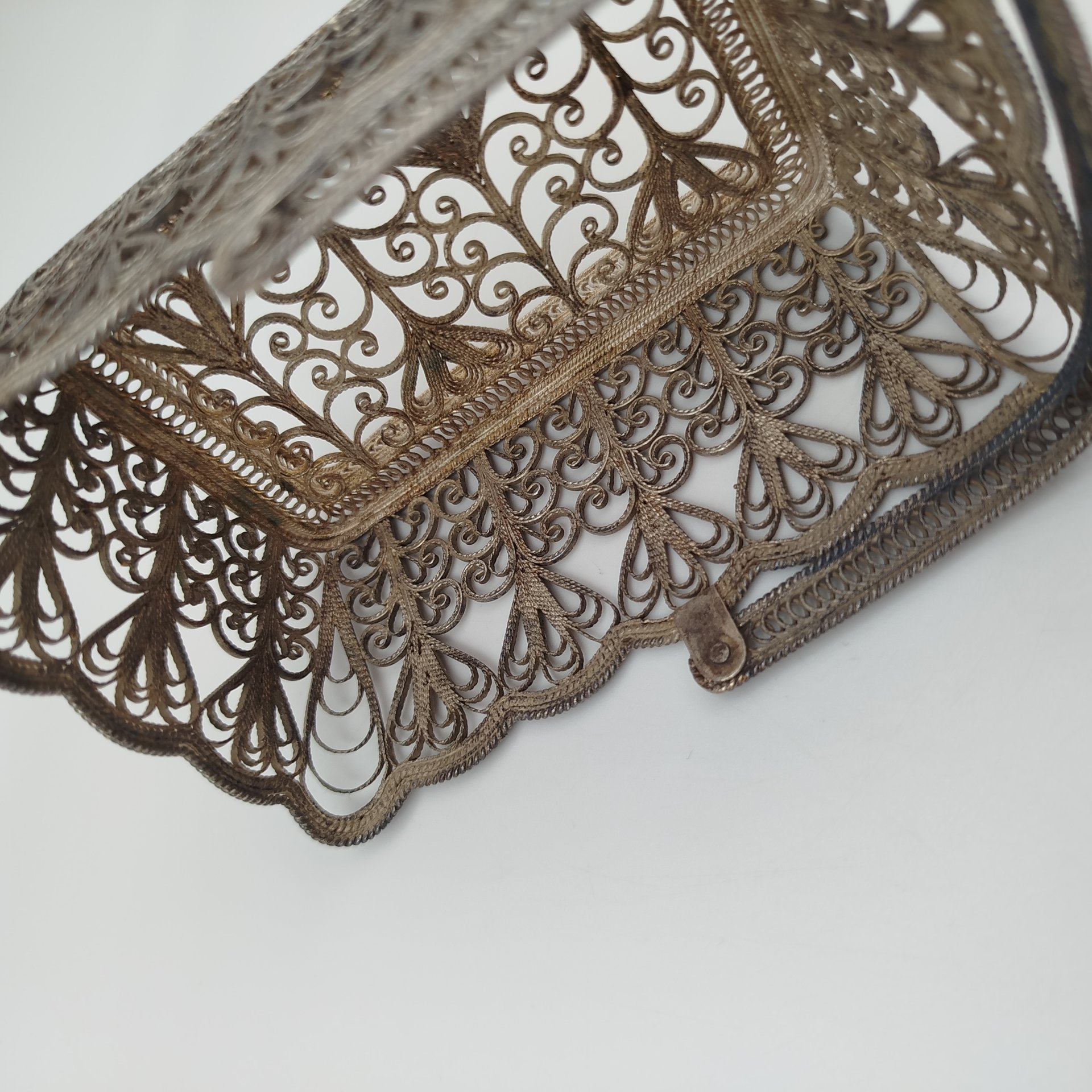 Конфетница прямоугольной формы с ручкой, выполненная в технике скани, мельхиор (медь-никель), СССР, 1970-1990 гг.