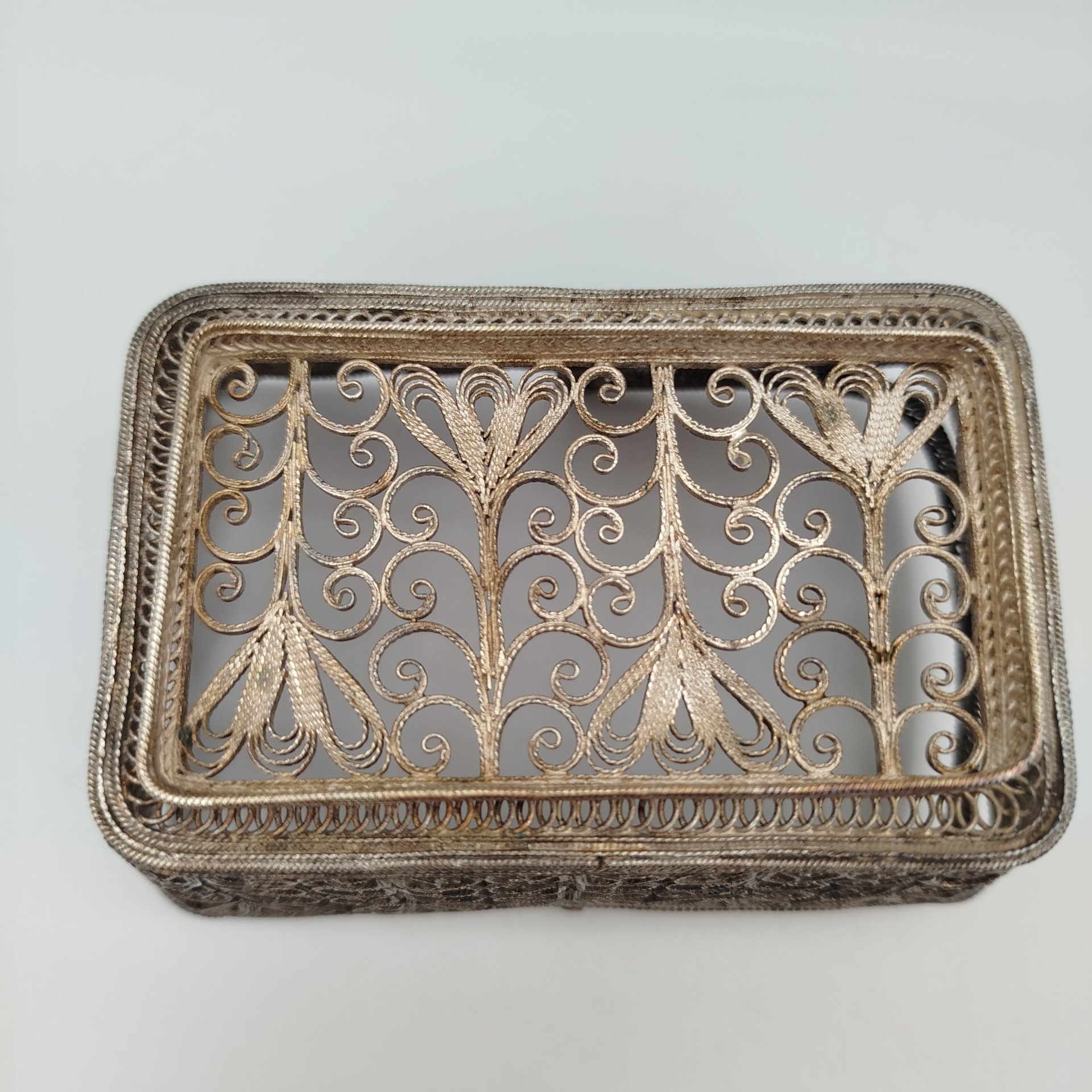 Конфетница прямоугольной формы с ручкой, выполненная в технике скани, мельхиор (медь-никель), СССР, 1970-1990 гг.