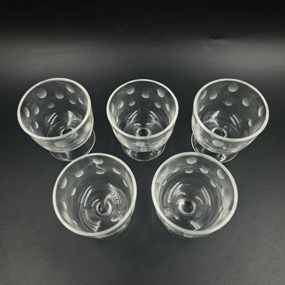 Набор из пяти рюмок с декором в виде ямок