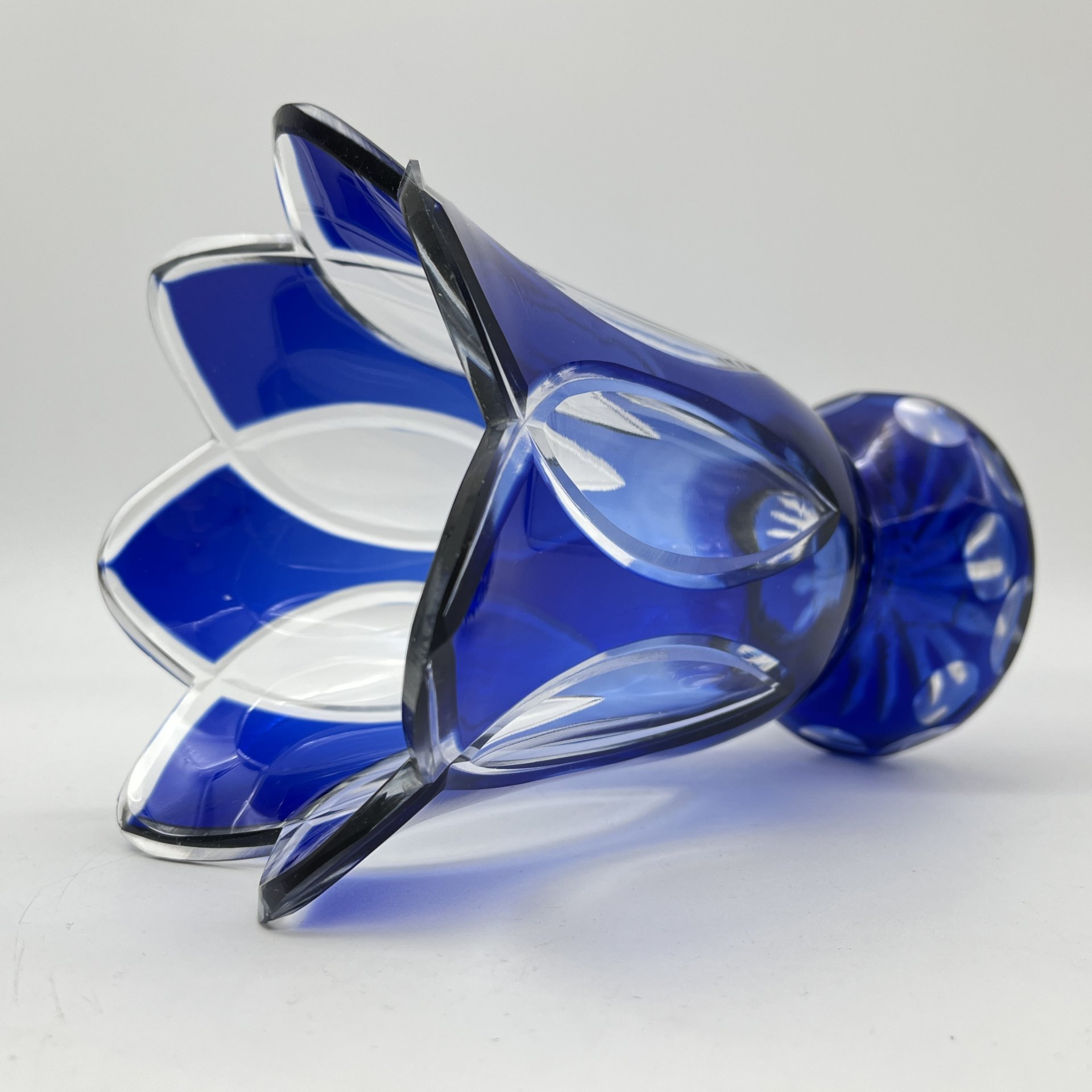 Ваза "Тюльпан" кобальтового оттенка