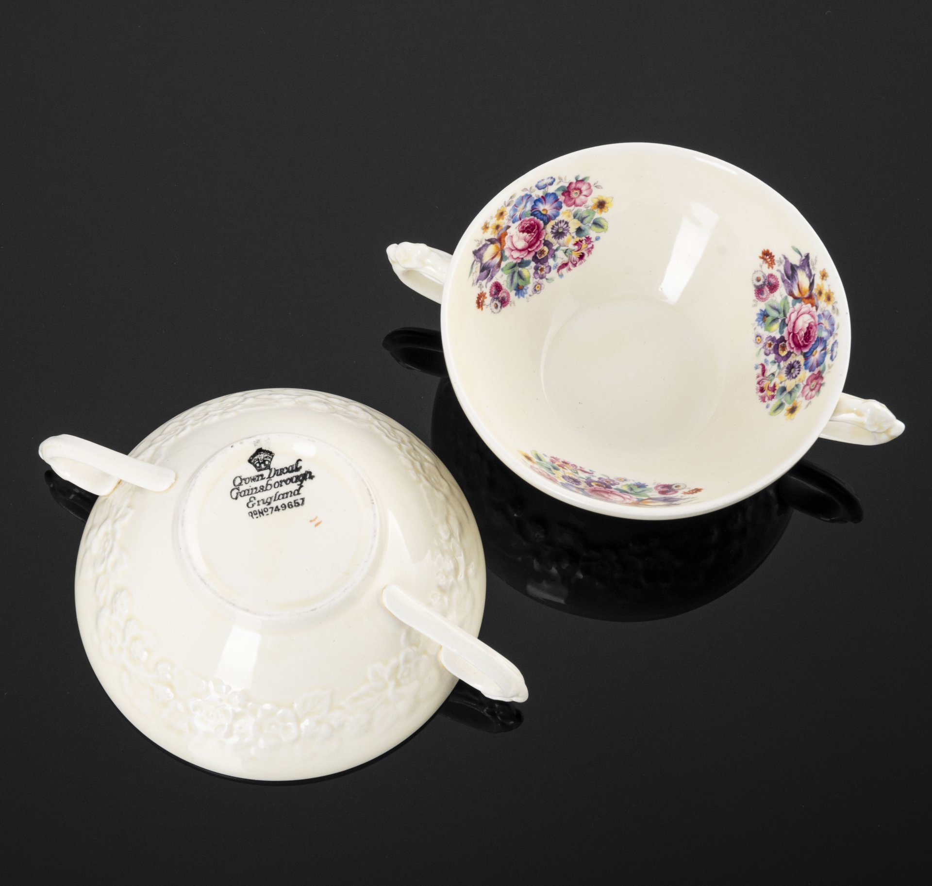 Пара пиал с ручками и двусторонним цветочным декором, Crown Ducal