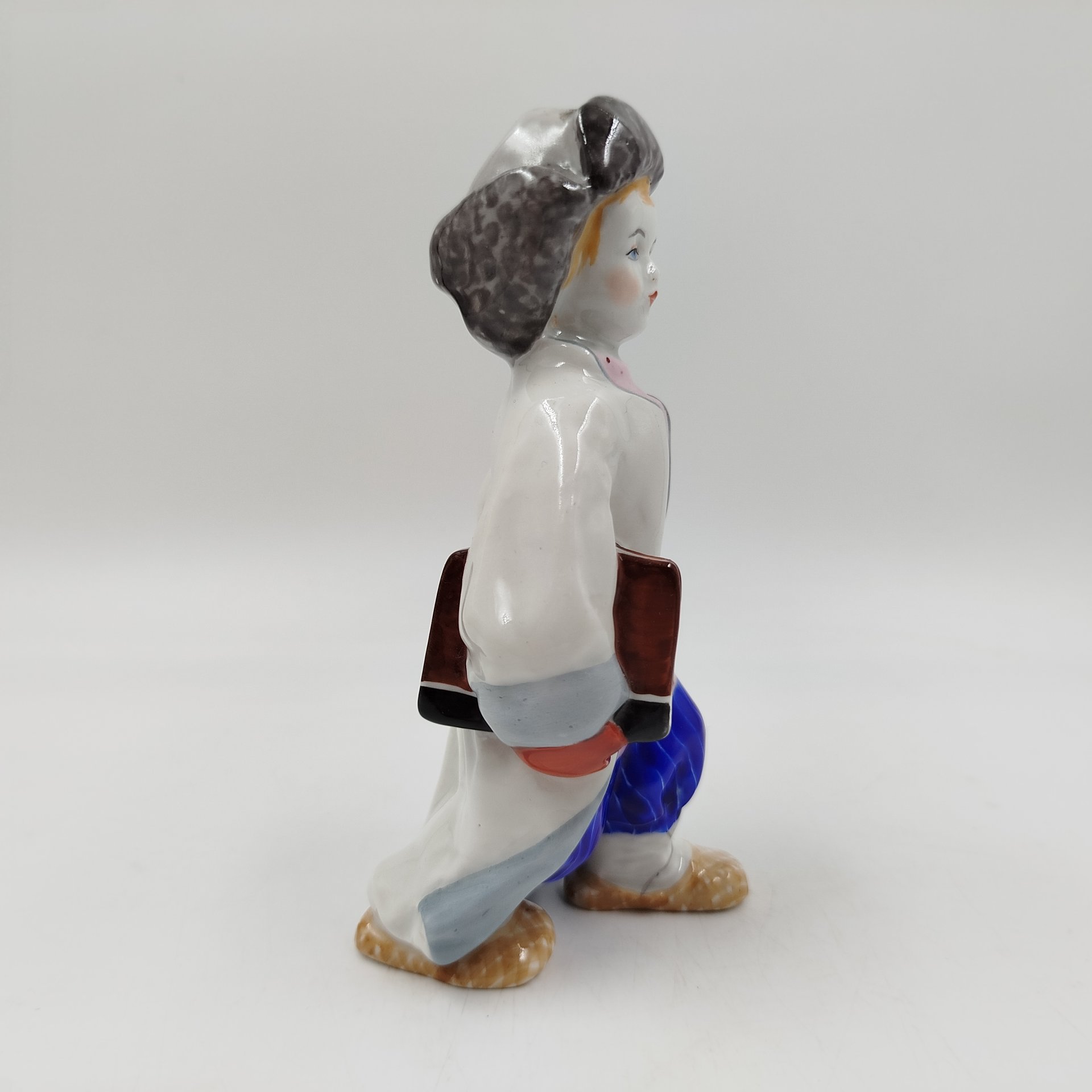 Статуэтка "Филиппок", скульптор А.Ф. Пахомов, Ленинградский фарфоровый завод (ЛФЗ)