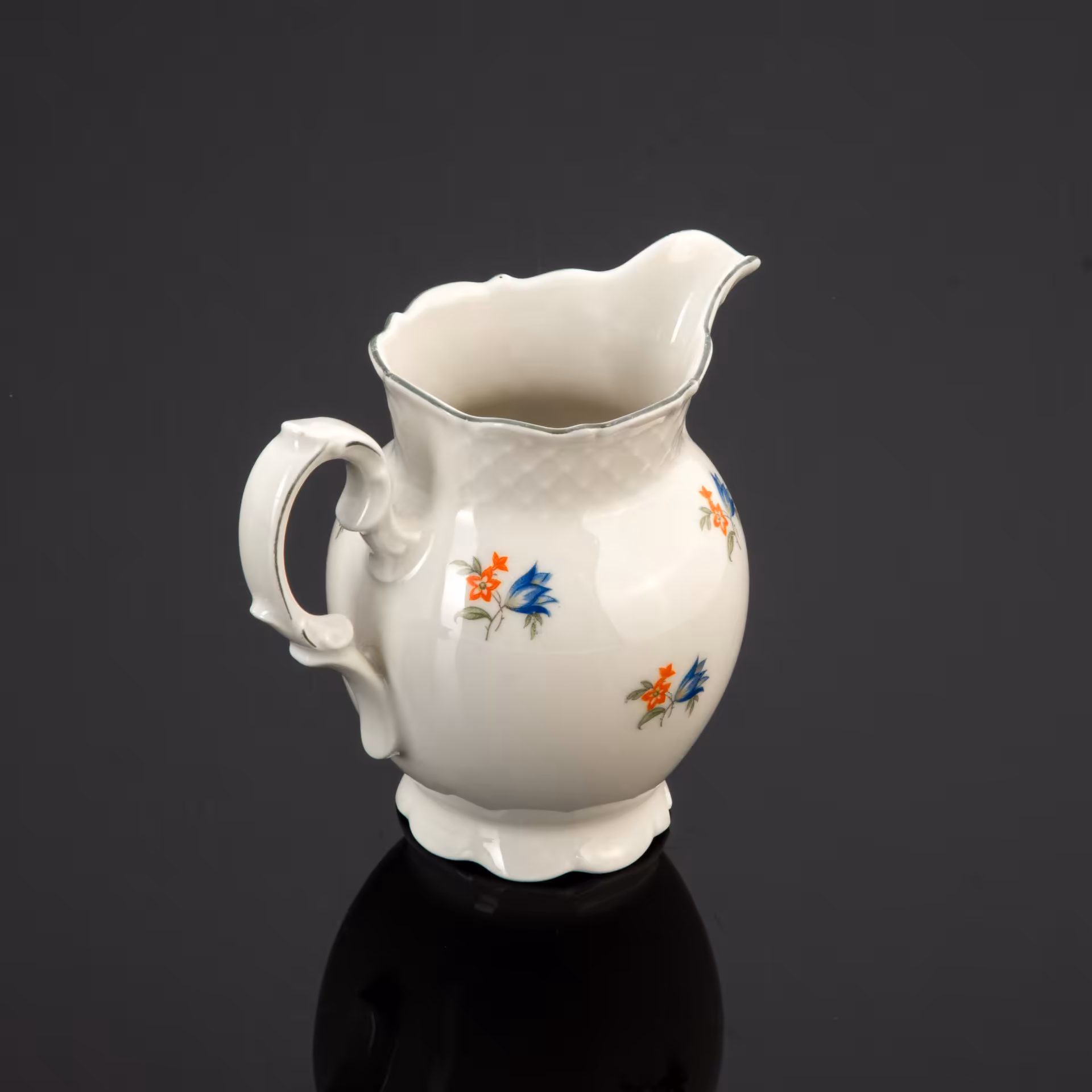 Молочник с фигурной ручкой и цветочным декором, C. Tielsch & Co.