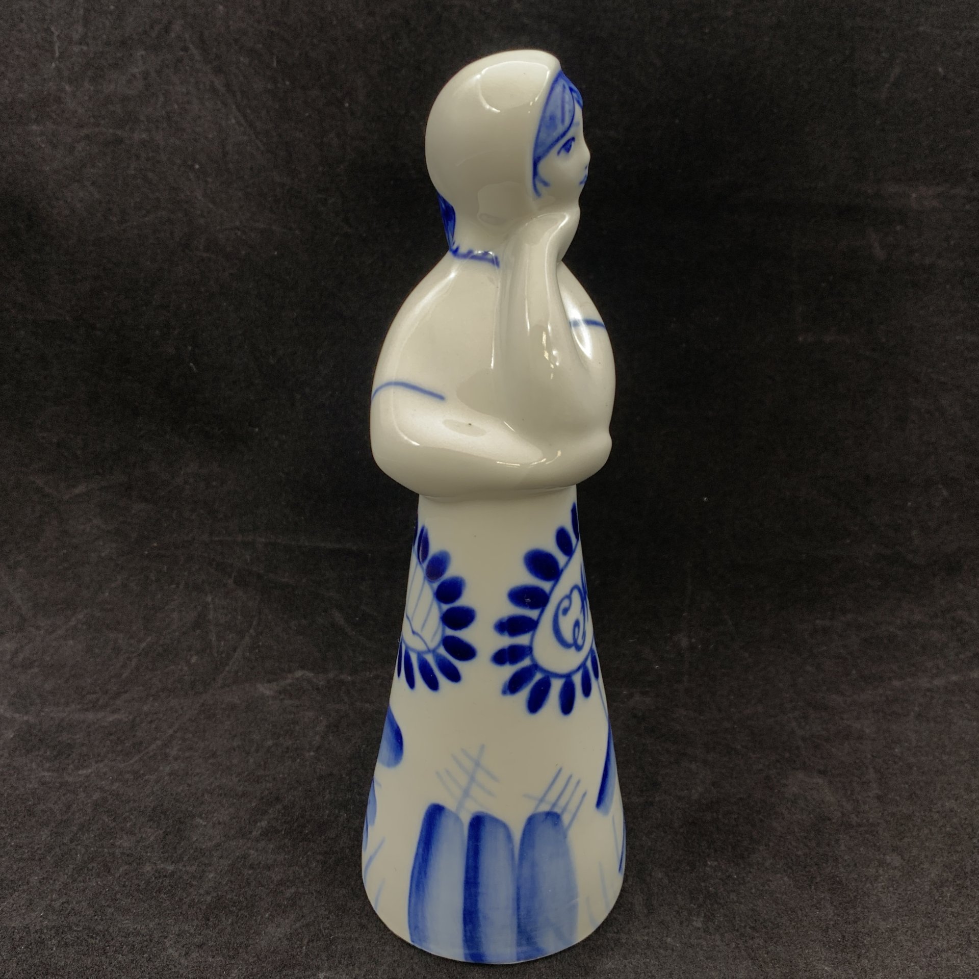 Статуэтка "Девушка с косой", автор Л. П. Азарова, Гжель