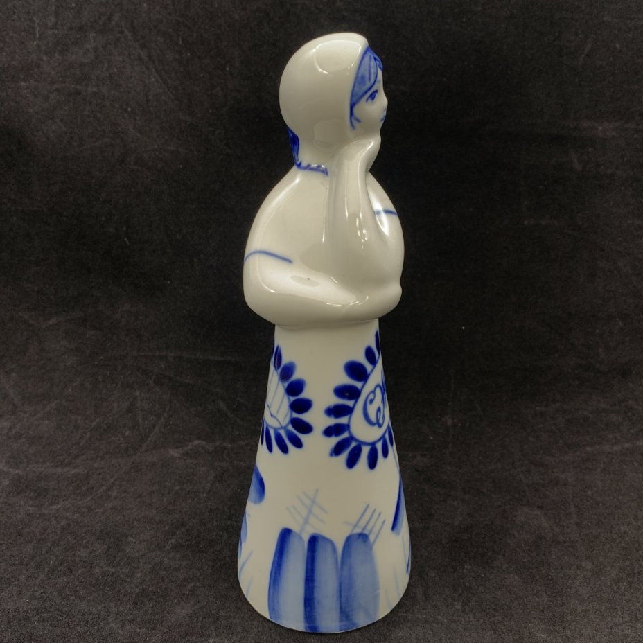 Статуэтка "Девушка с косой", автор Л. П. Азарова, Гжель