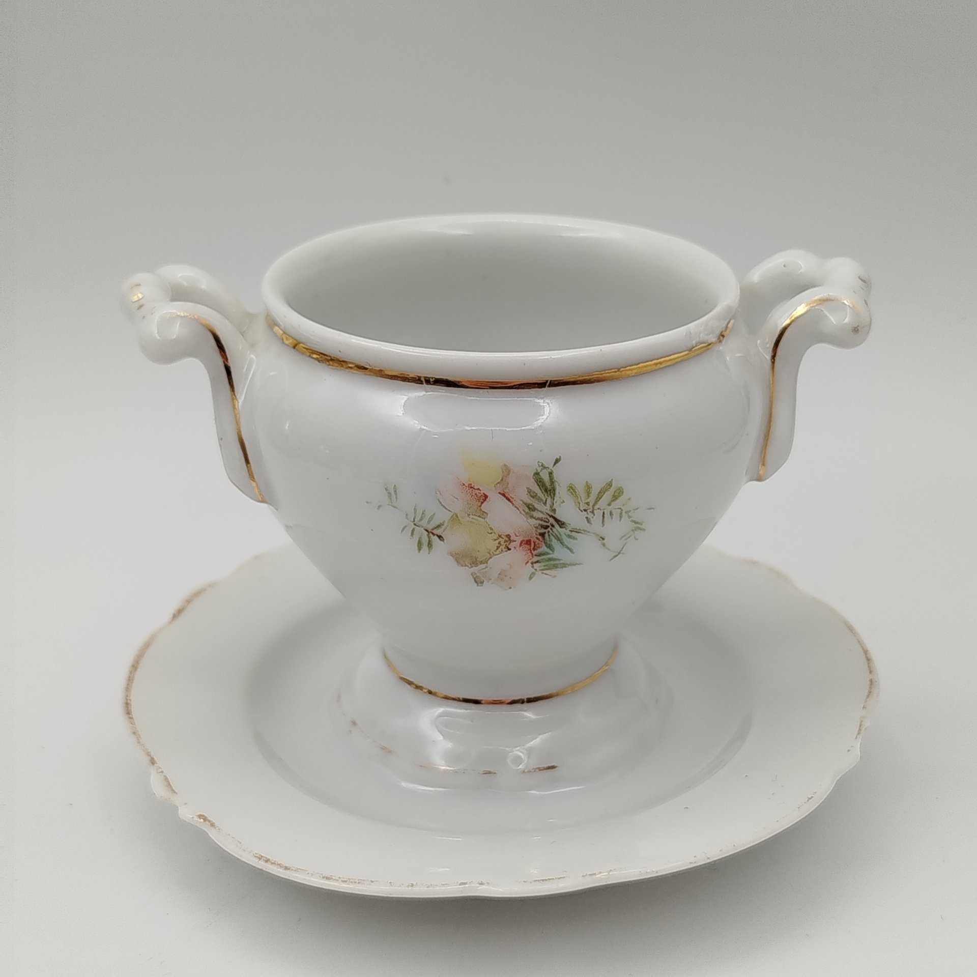 Молочник с нежным растительным декором