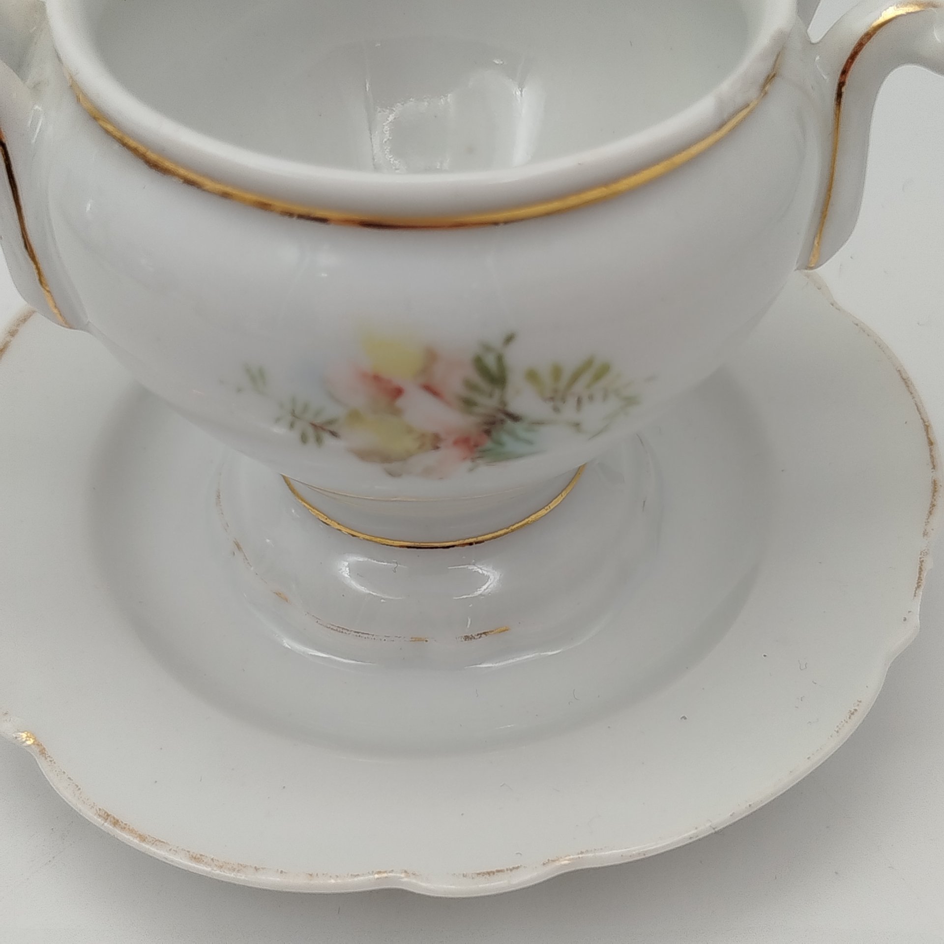 Молочник с нежным растительным декором