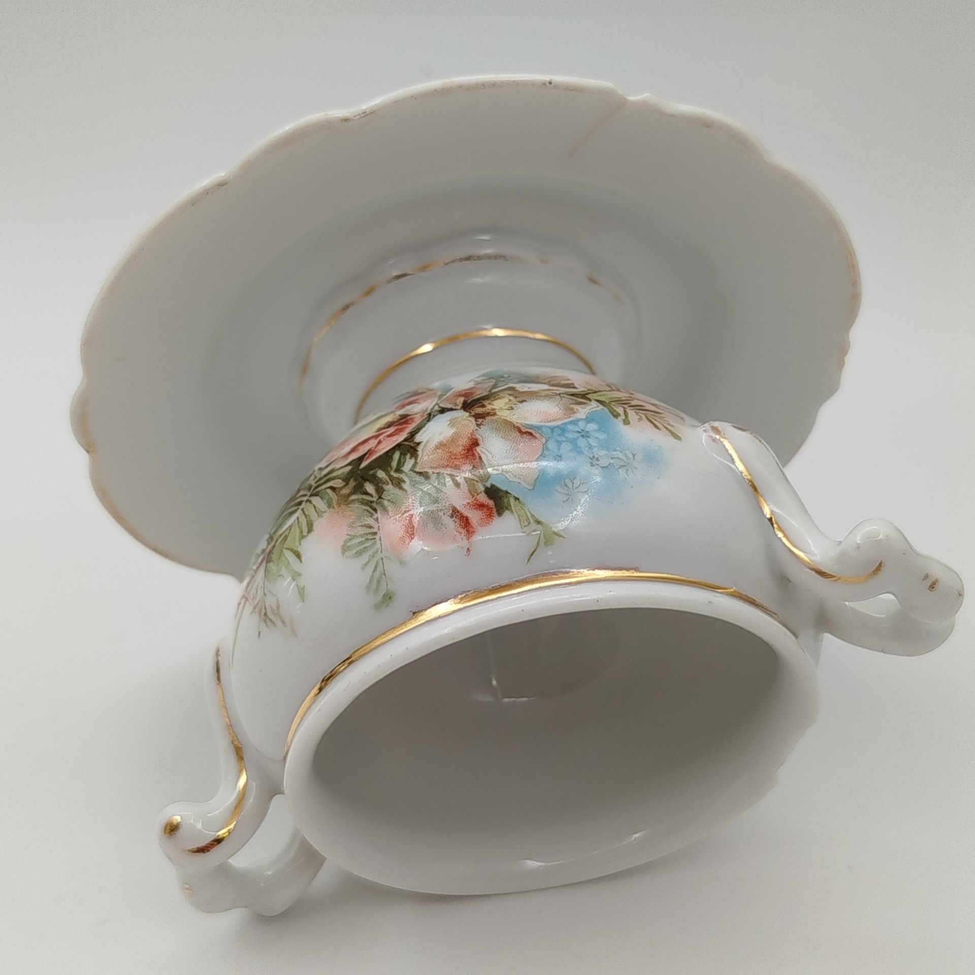 Молочник с нежным растительным декором