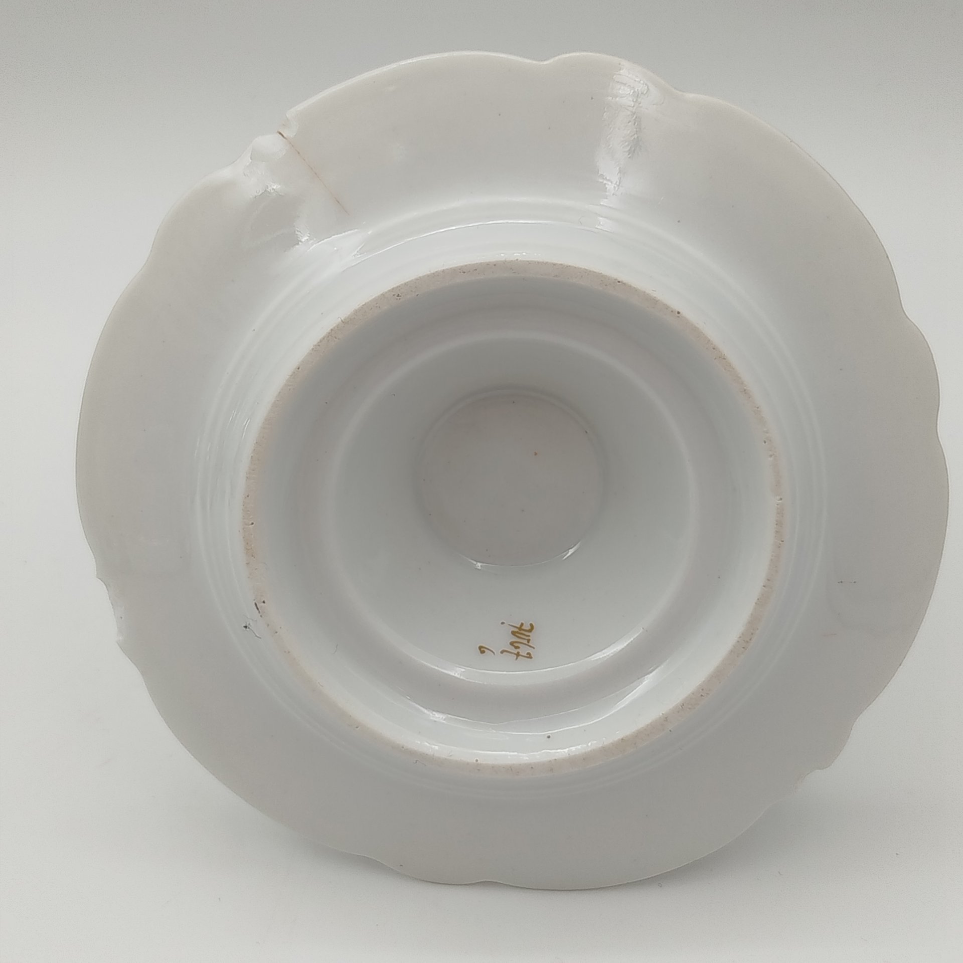 Молочник с нежным растительным декором