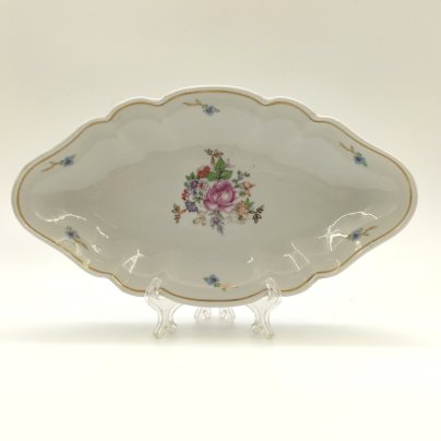 Блюдо (селёдочница) с цветочным декором и фигурным краем, фарфор, деколь, золочение, Дмитровский фарфоровый завод (ДФЗ Вербилки), СССР, 1954-1965 гг.