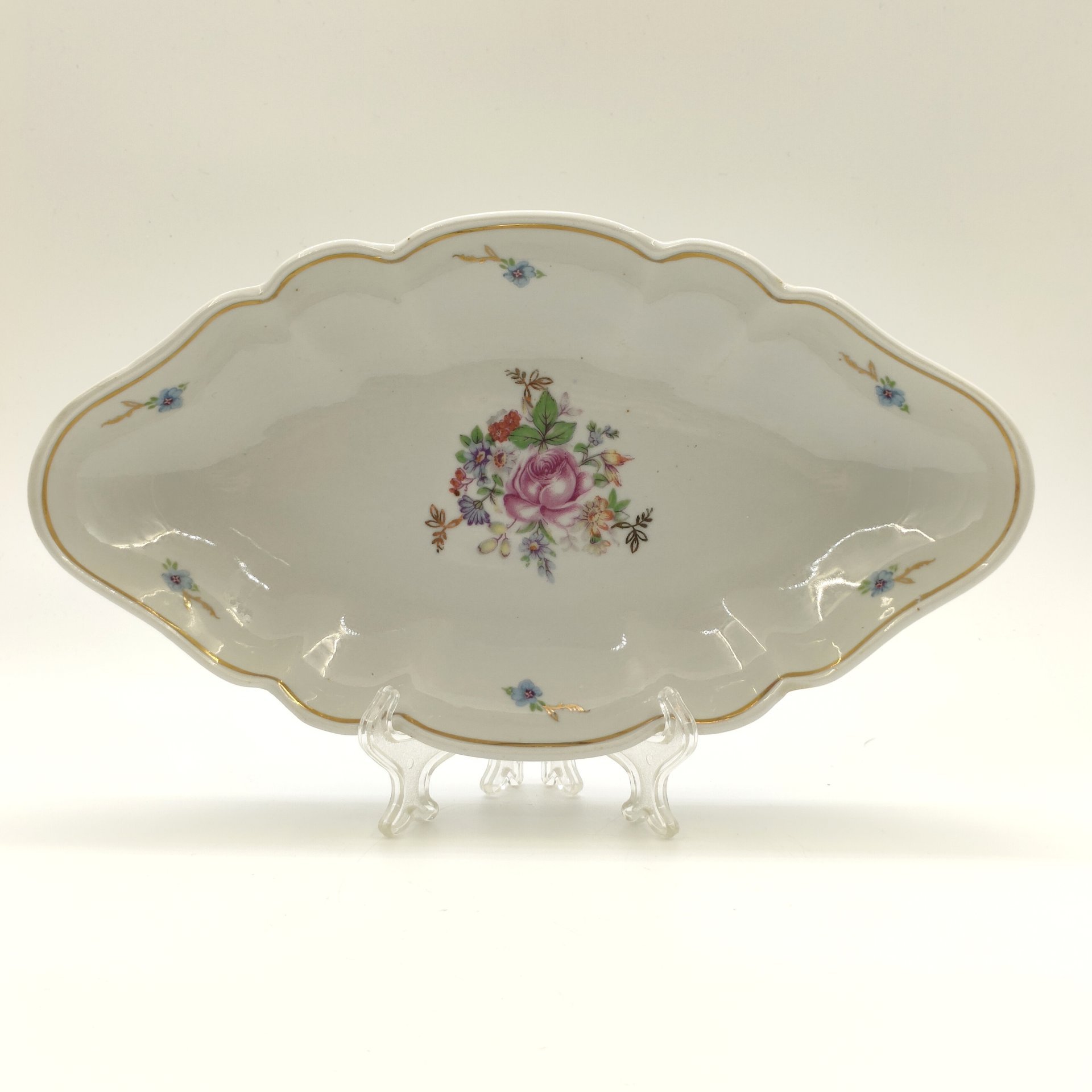 Блюдо (селёдочница) с цветочным декором и фигурным краем, фарфор, деколь, золочение, Дмитровский фарфоровый завод (ДФЗ Вербилки), СССР, 1954-1965 гг.