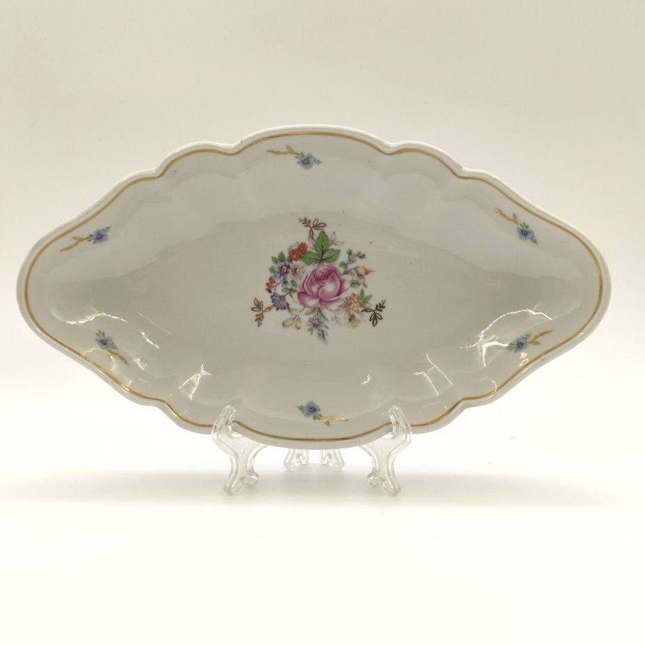 Блюдо (селёдочница) с цветочным декором и фигурным краем, фарфор, деколь, золочение, Дмитровский фарфоровый завод (ДФЗ Вербилки), СССР, 1954-1965 гг.
