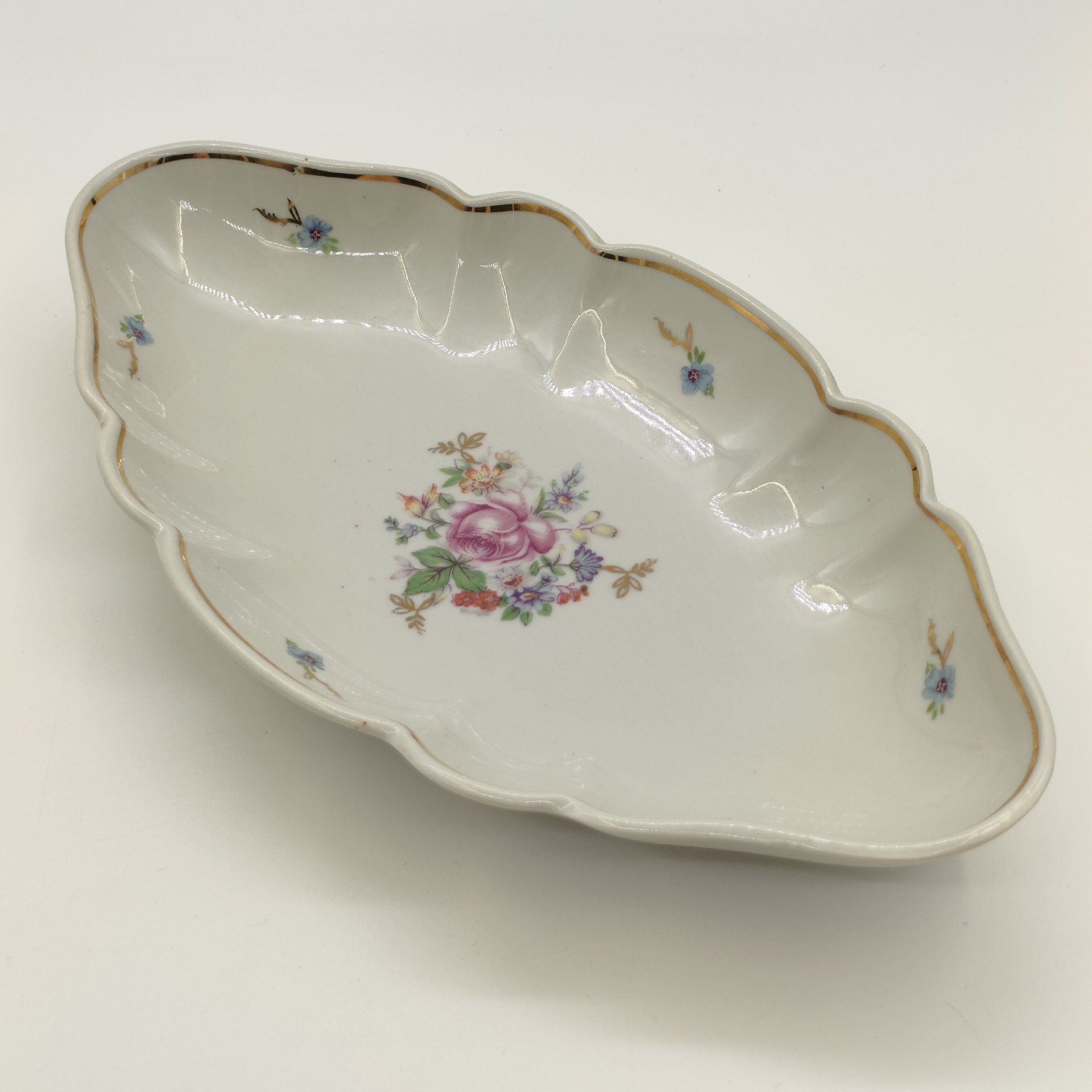 Блюдо (селёдочница) с цветочным декором и фигурным краем, фарфор, деколь, золочение, Дмитровский фарфоровый завод (ДФЗ Вербилки), СССР, 1954-1965 гг.