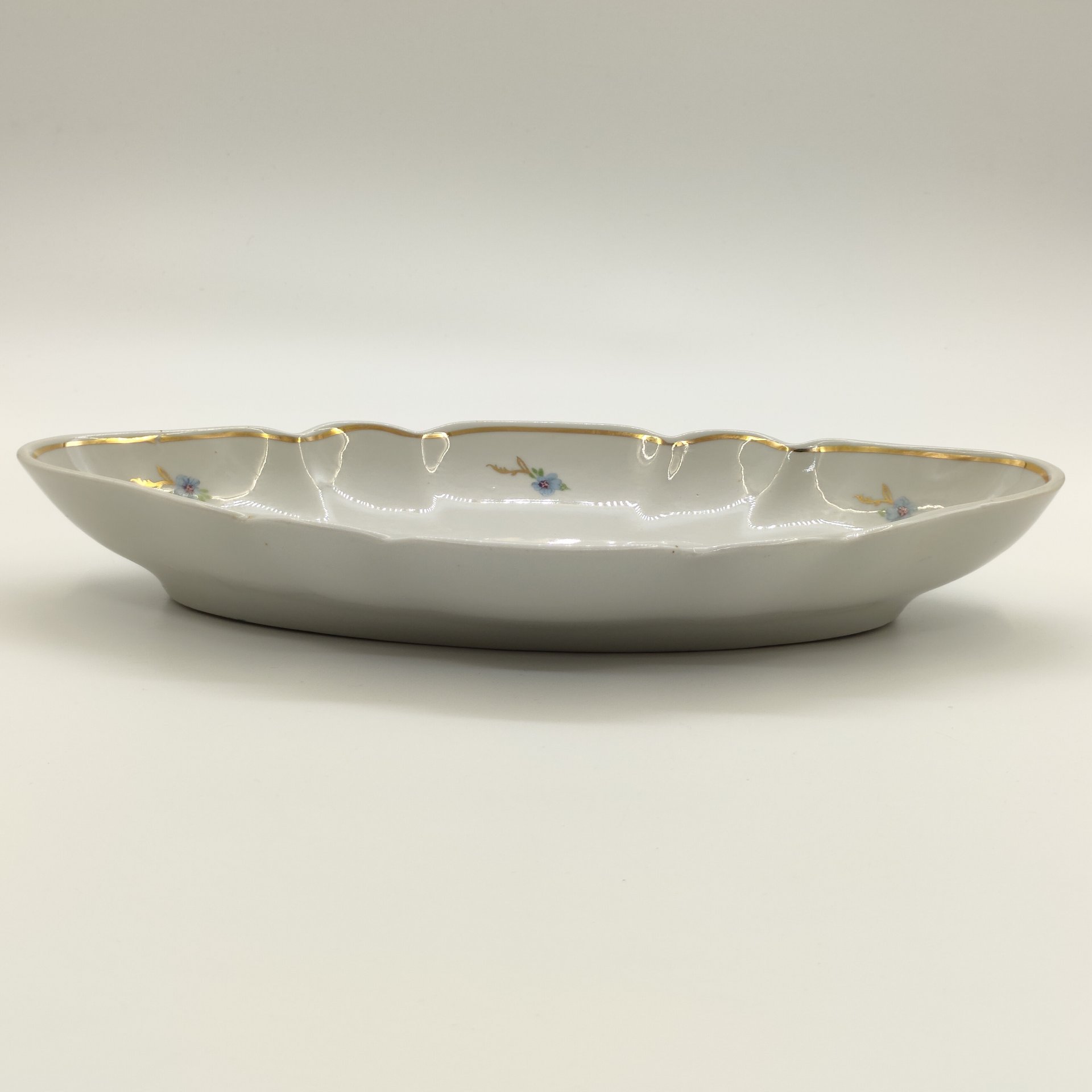 Блюдо (селёдочница) с цветочным декором и фигурным краем, фарфор, деколь, золочение, Дмитровский фарфоровый завод (ДФЗ Вербилки), СССР, 1954-1965 гг.