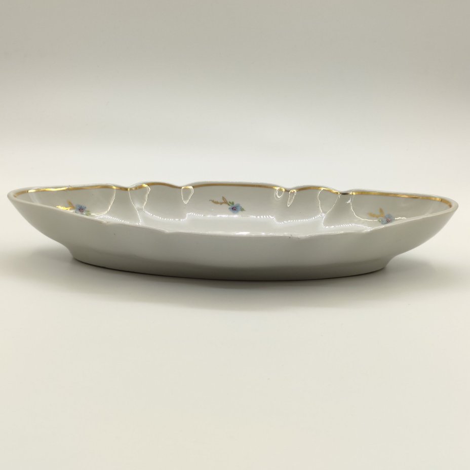 Блюдо (селёдочница) с цветочным декором и фигурным краем, фарфор, деколь, золочение, Дмитровский фарфоровый завод (ДФЗ Вербилки), СССР, 1954-1965 гг.