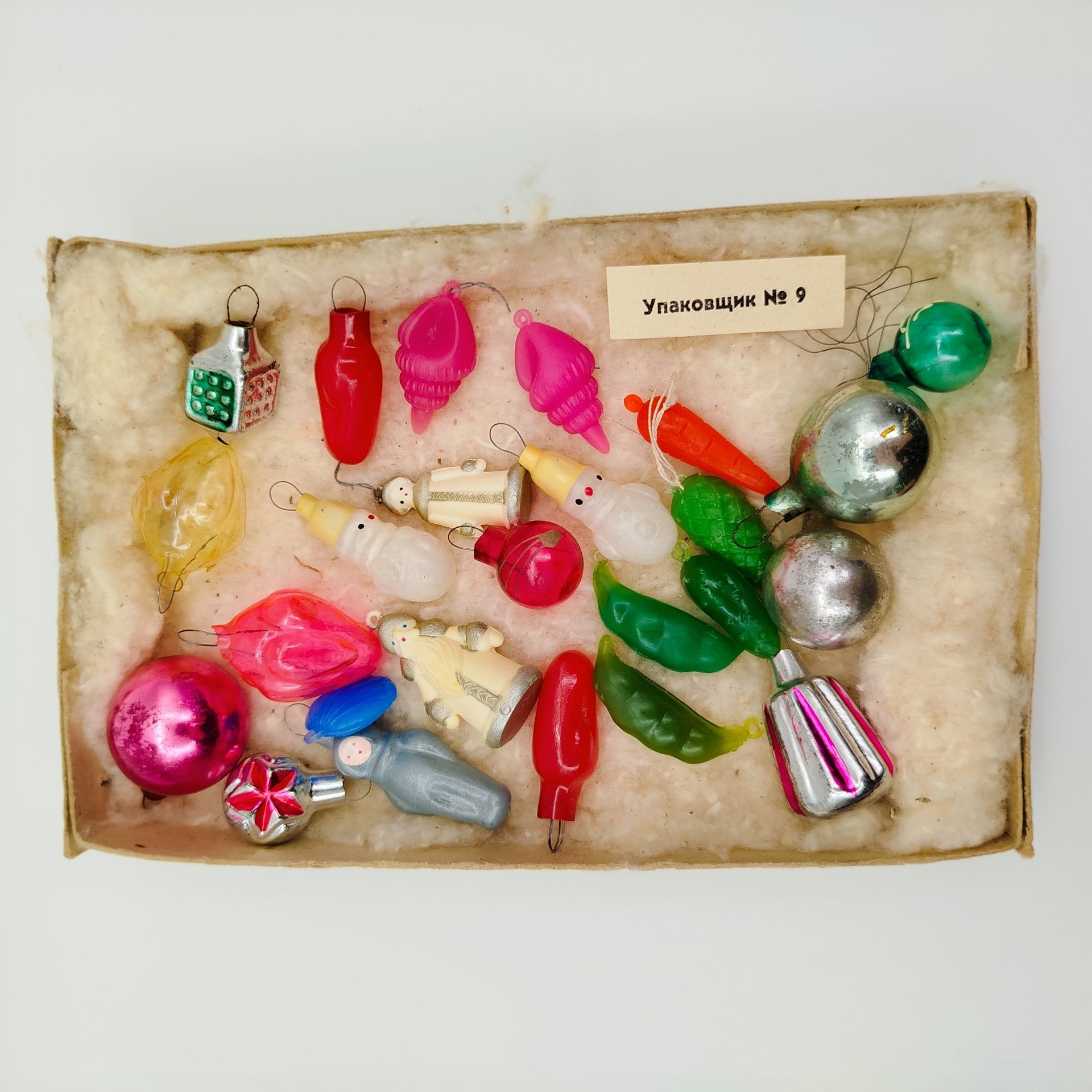 Набор миниатюрных елочных игрушек "Малютка" (25 игрушек) в коробке, стекло, пластик, металл, картон, Московский завод ёлочных украшений, СССР, 1970-1980 гг.