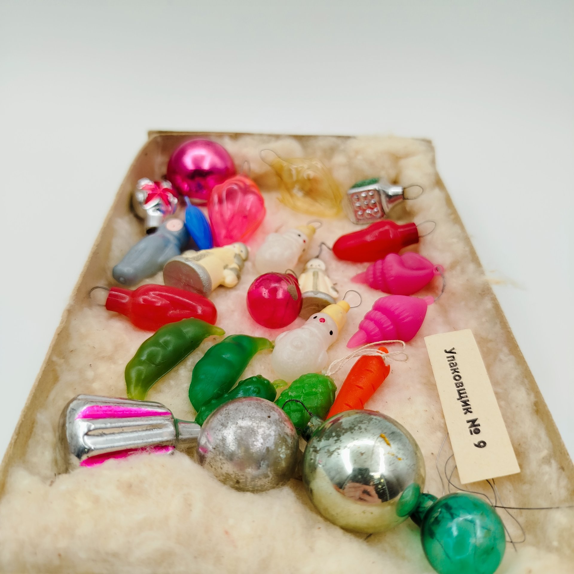 Набор миниатюрных елочных игрушек "Малютка" (25 игрушек) в коробке, стекло, пластик, металл, картон, Московский завод ёлочных украшений, СССР, 1970-1980 гг.
