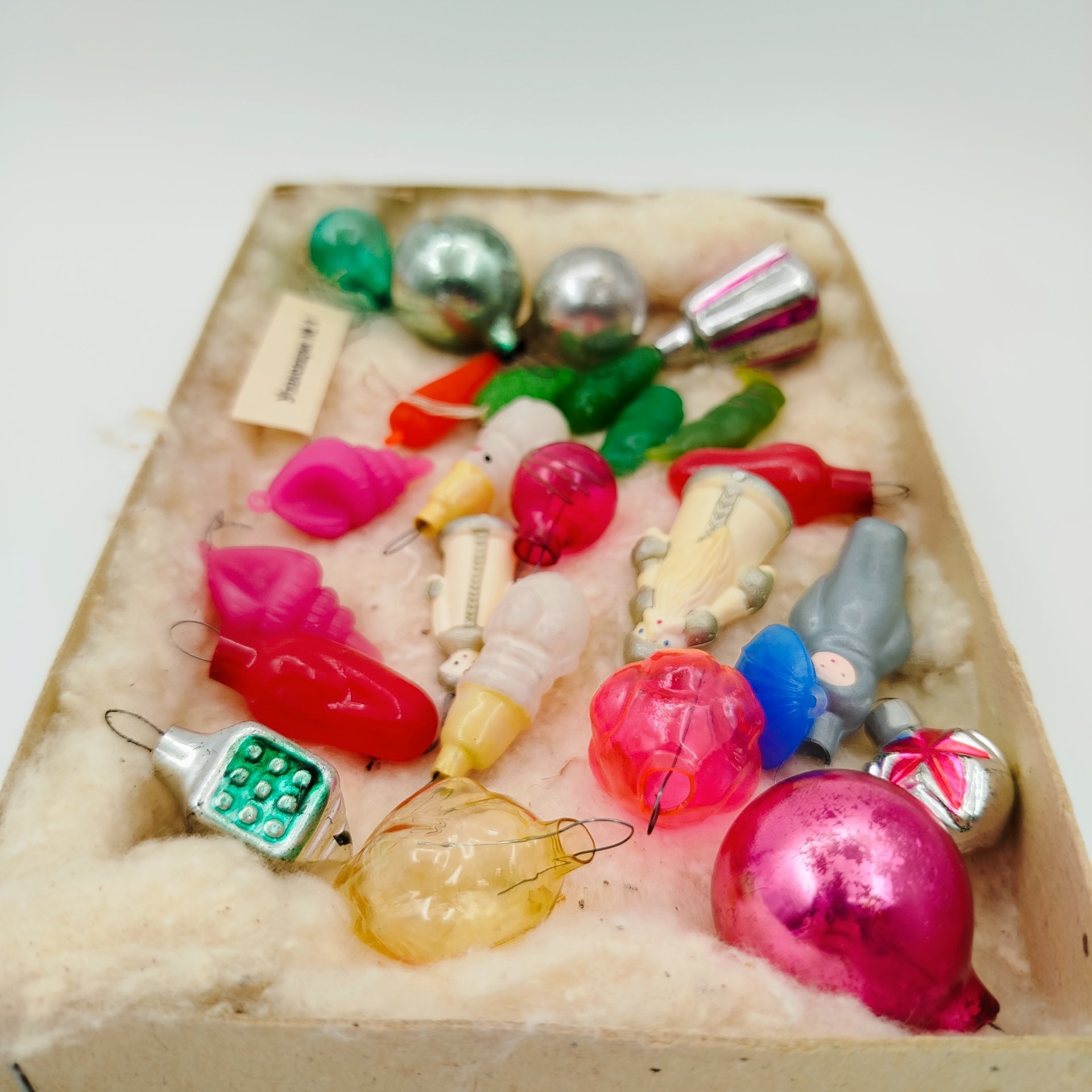 Набор миниатюрных елочных игрушек "Малютка" (25 игрушек) в коробке, стекло, пластик, металл, картон, Московский завод ёлочных украшений, СССР, 1970-1980 гг.