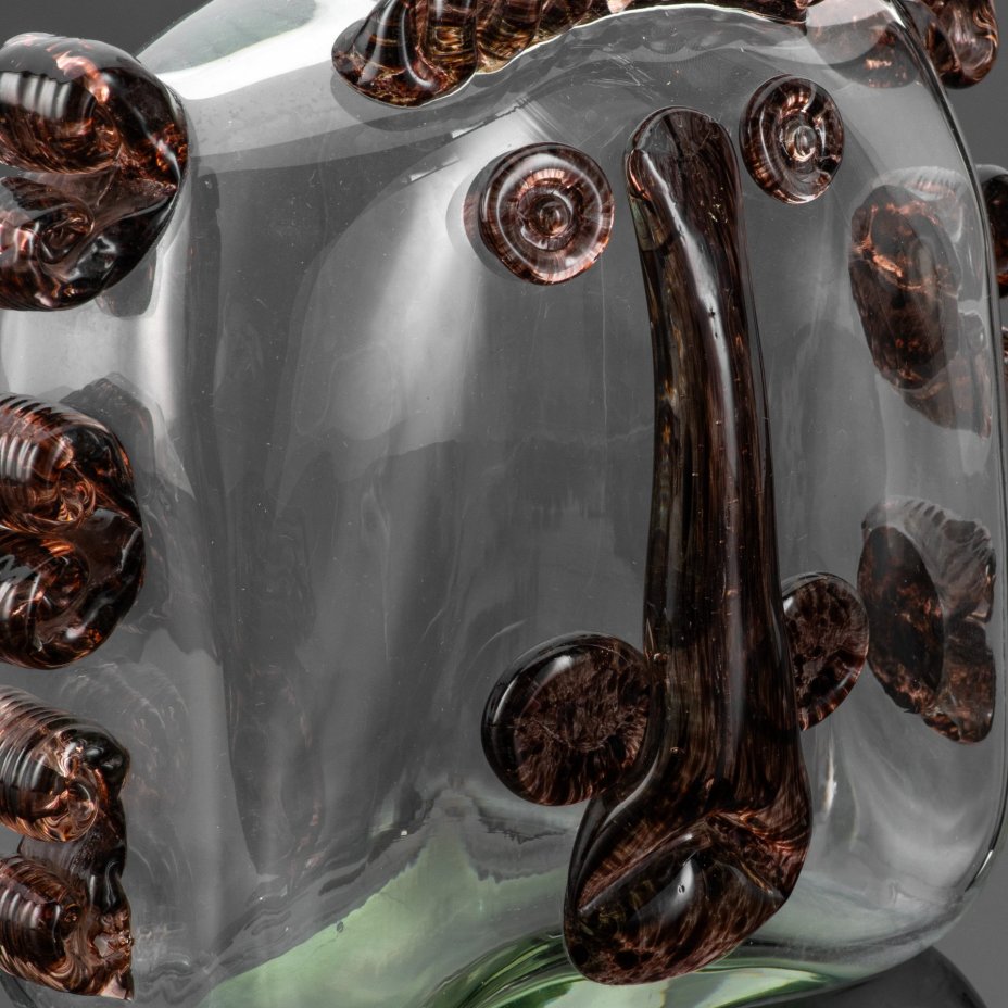 Штоф из серии "Маски", автор Черняк Франц Андреевич (1938-2025 гг.), стекло, гутная техника, Львовская керамико-скульптурная фабрика (ЛКСФ), СССР, 1970-1990 гг.