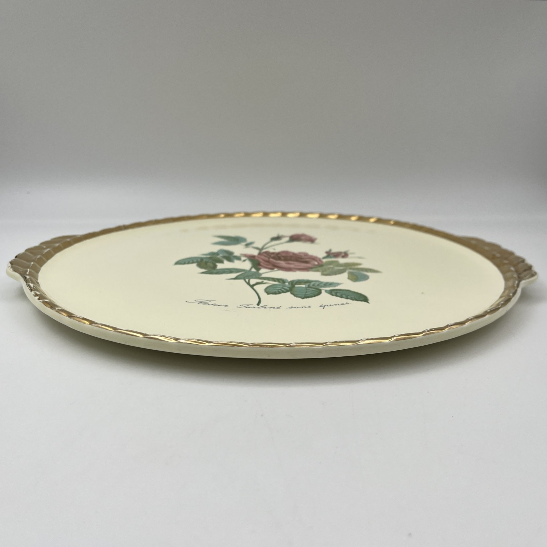 Блюдо с ручками, украшенное декором в виде роз, Salins, фаянс, деколь, крытье, золочение, Франция, 1960-1980 гг.