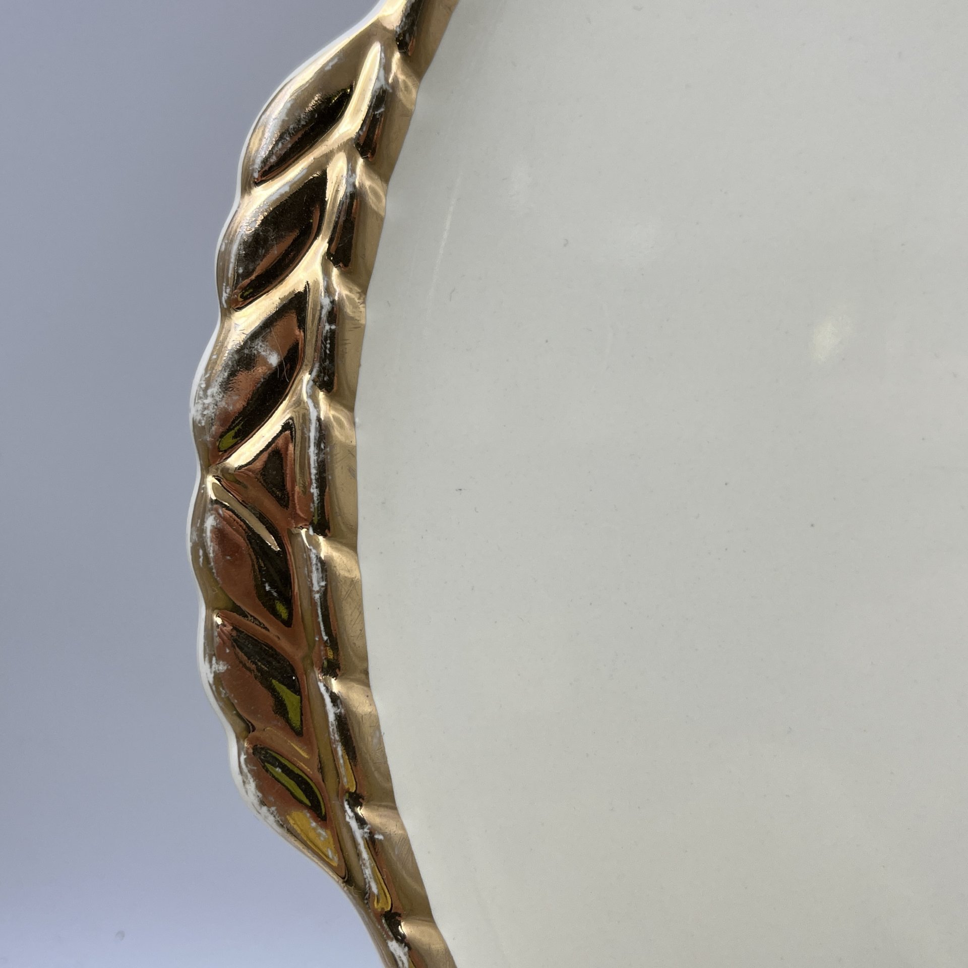 Блюдо с ручками, украшенное декором в виде роз, Salins, фаянс, деколь, крытье, золочение, Франция, 1960-1980 гг.