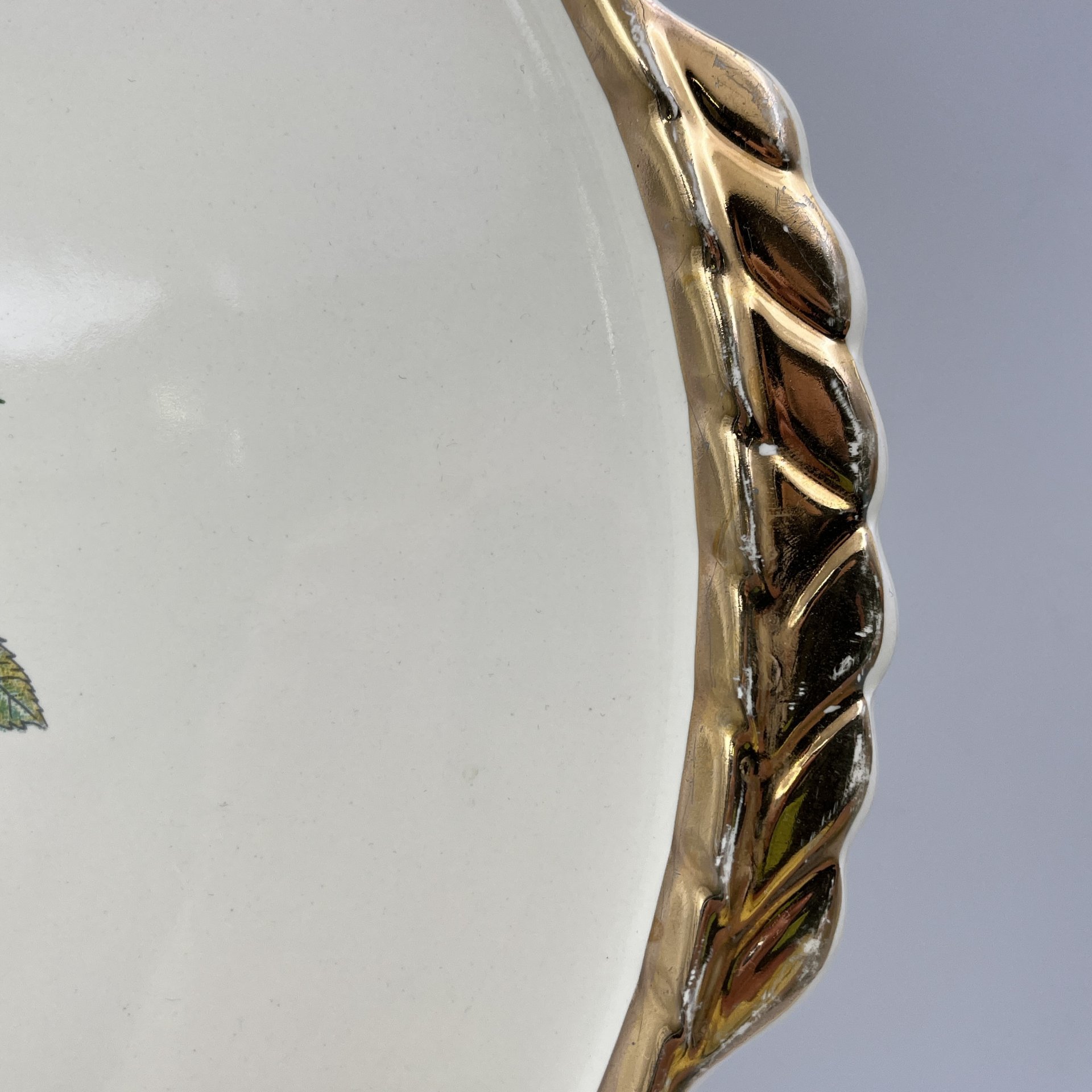 Блюдо с ручками, украшенное декором в виде роз, Salins, фаянс, деколь, крытье, золочение, Франция, 1960-1980 гг.