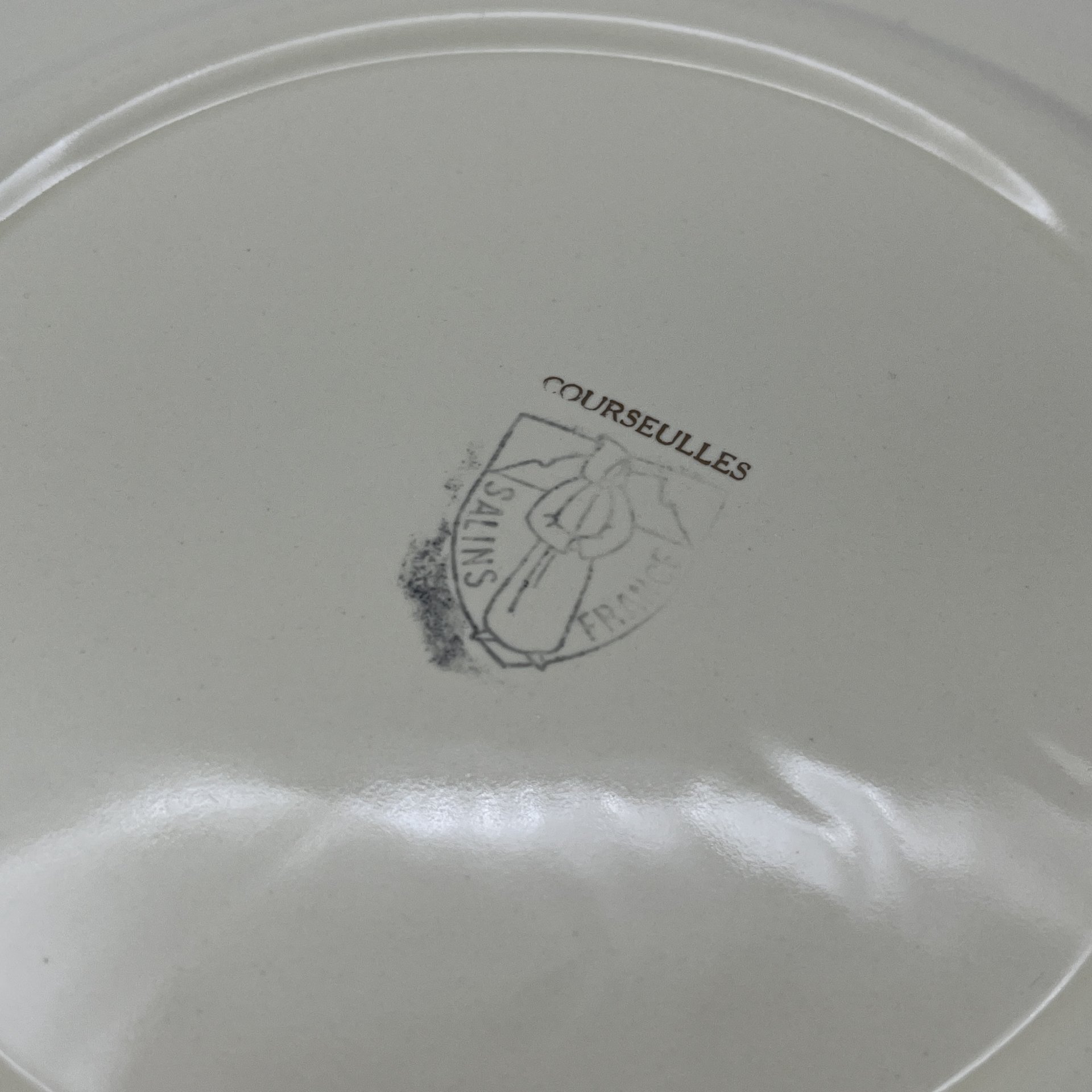 Блюдо с ручками, украшенное декором в виде роз, Salins, фаянс, деколь, крытье, золочение, Франция, 1960-1980 гг.