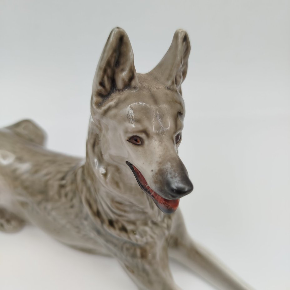 Статуэтка "Немецкая овчарка", скульптор В.С. Драчинская, фарфор, роспись, Ленинградский фарфоровый завод (ЛФЗ), СССР, 1970-1991 гг.