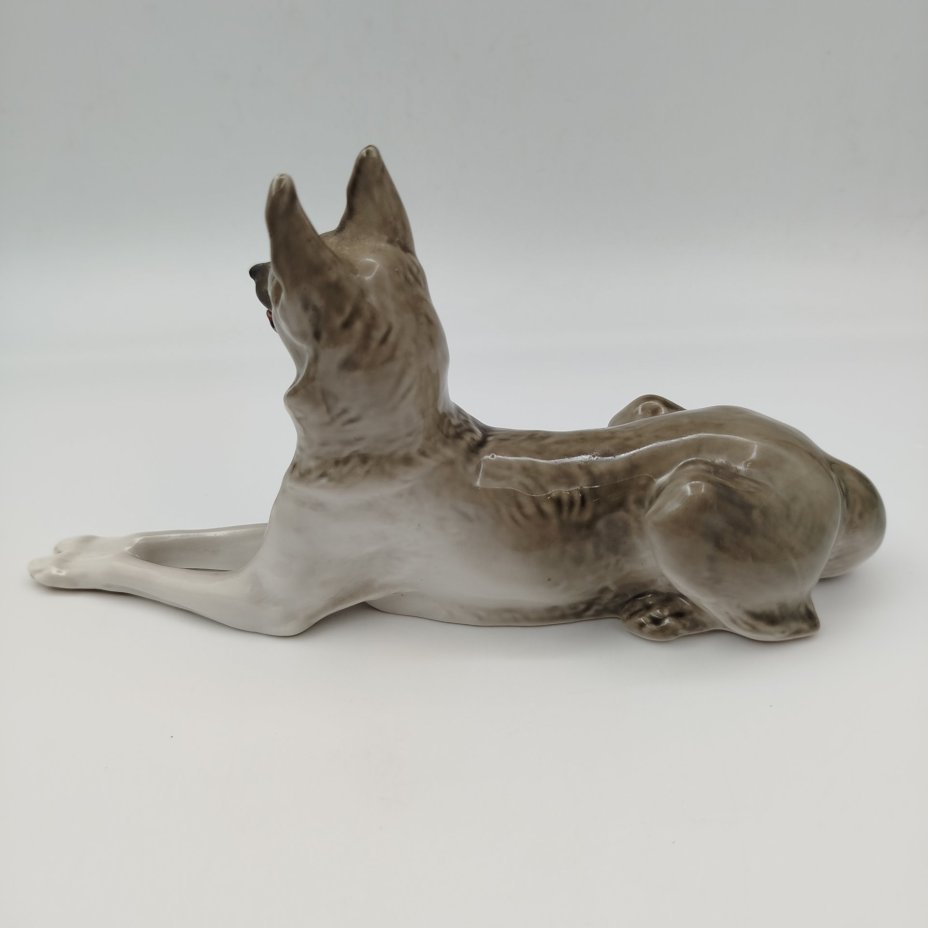 Статуэтка "Немецкая овчарка", скульптор В.С. Драчинская, фарфор, роспись, Ленинградский фарфоровый завод (ЛФЗ), СССР, 1970-1991 гг.