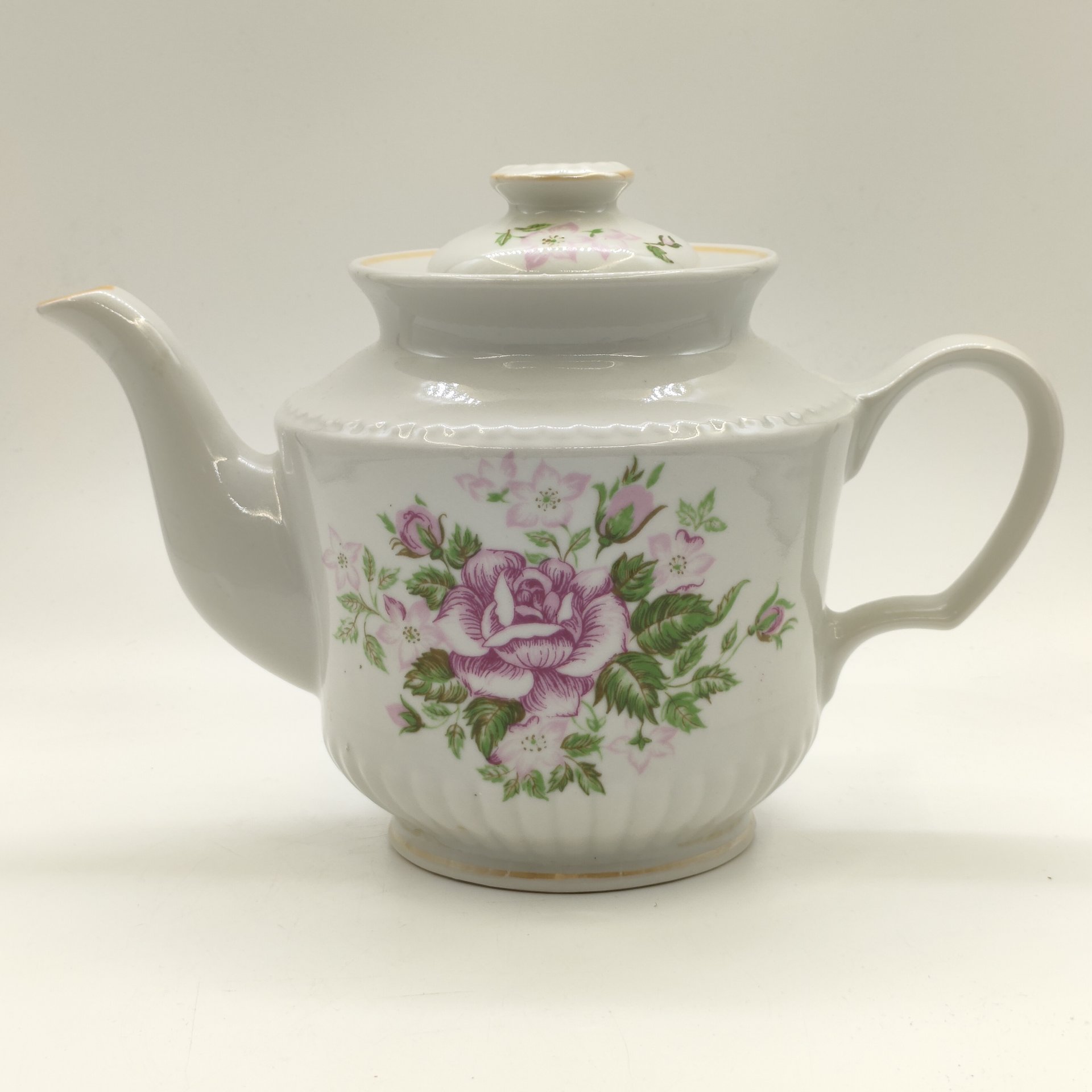 Чайник с цветочным декором и фигурной ручкой на крышке