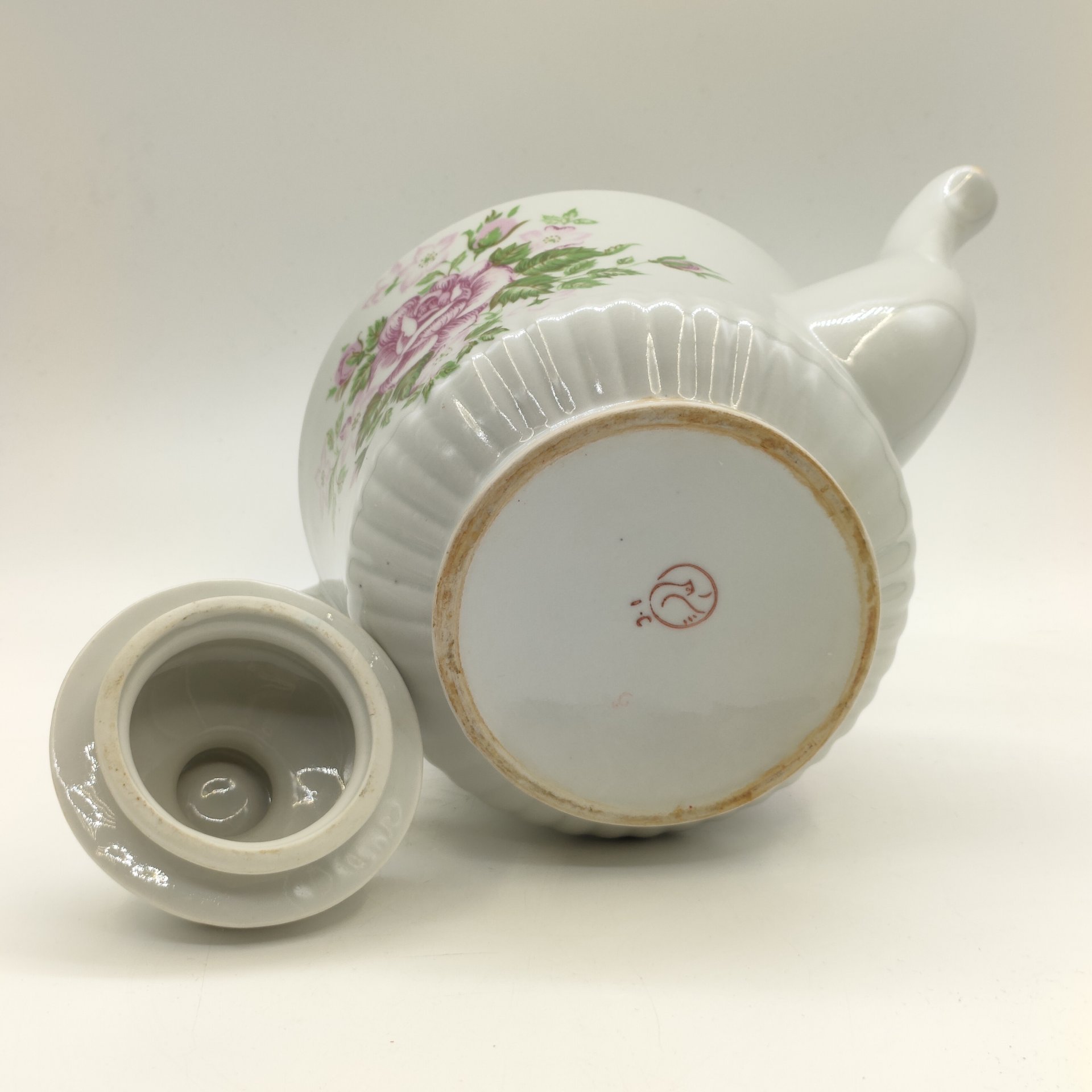 Чайник с цветочным декором и фигурной ручкой на крышке