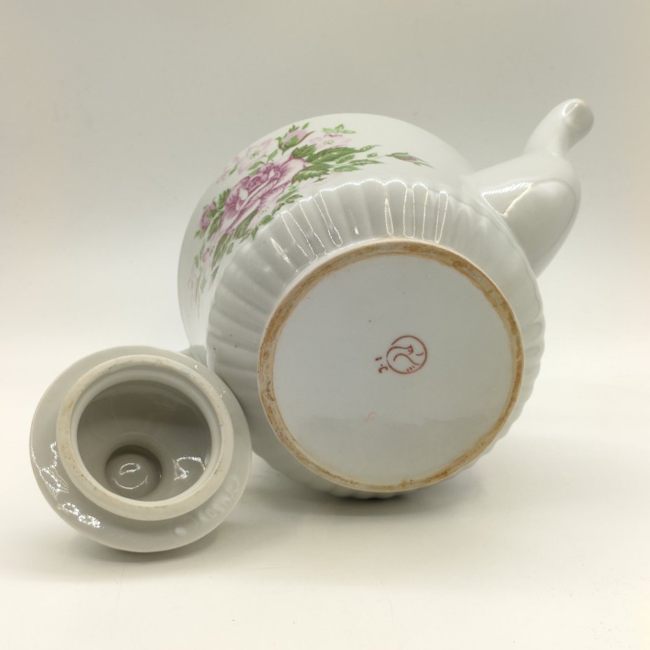 Чайник с цветочным декором и фигурной ручкой на крышке