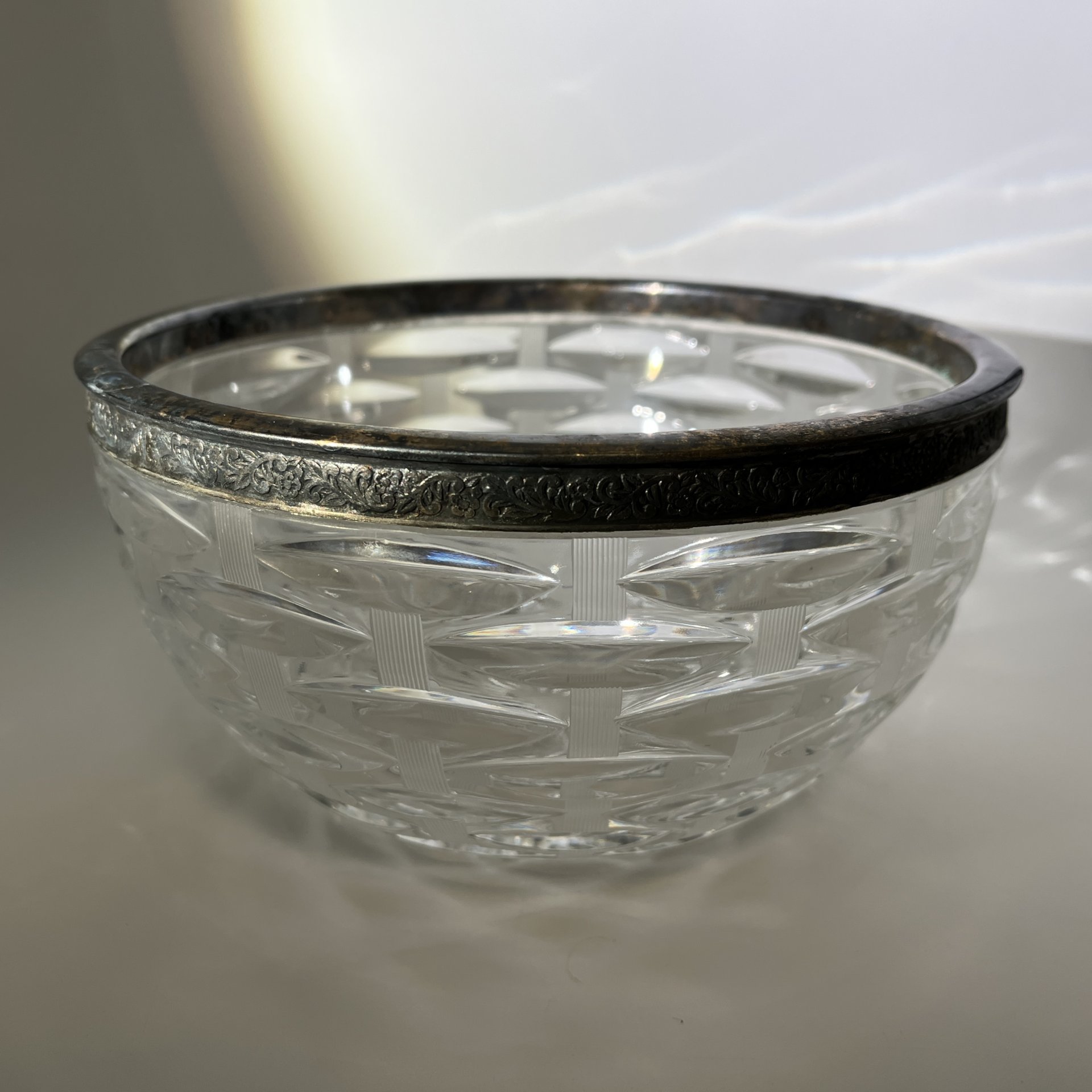 Ваза (конфетница, салатник) с металлическим ободком, украшенным растительным декором