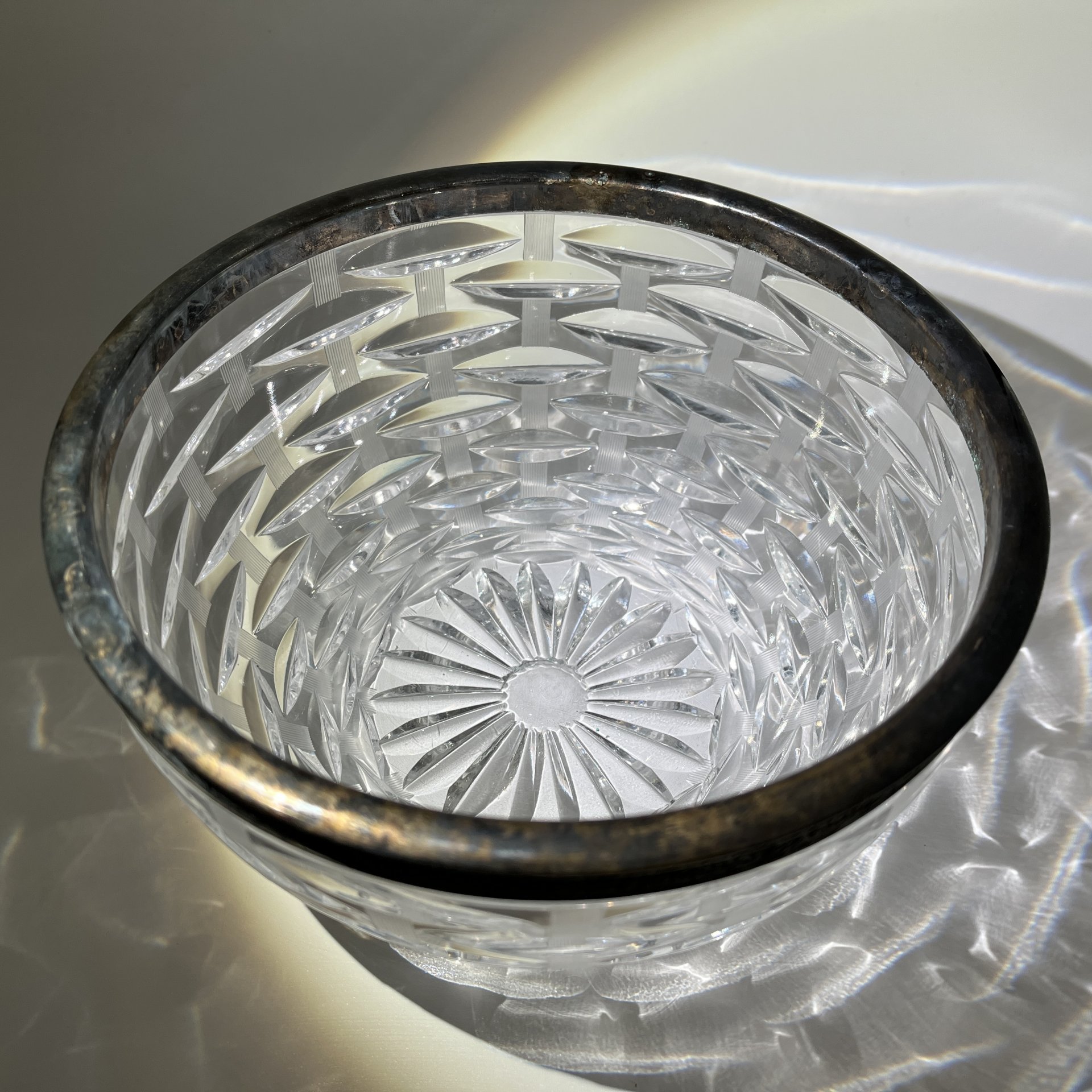 Ваза (конфетница, салатник) с металлическим ободком, украшенным растительным декором