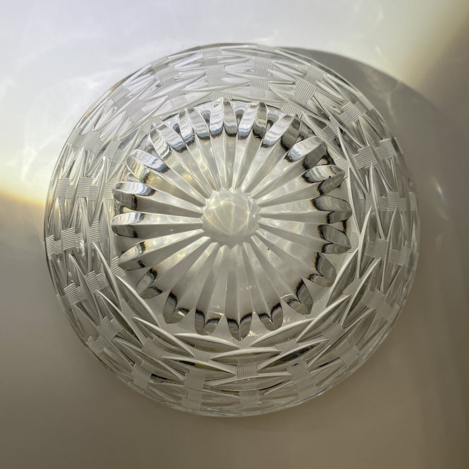 Ваза (конфетница, салатник) с металлическим ободком, украшенным растительным декором