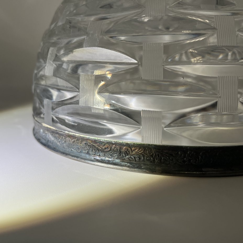 Ваза (конфетница, салатник) с металлическим ободком, украшенным растительным декором