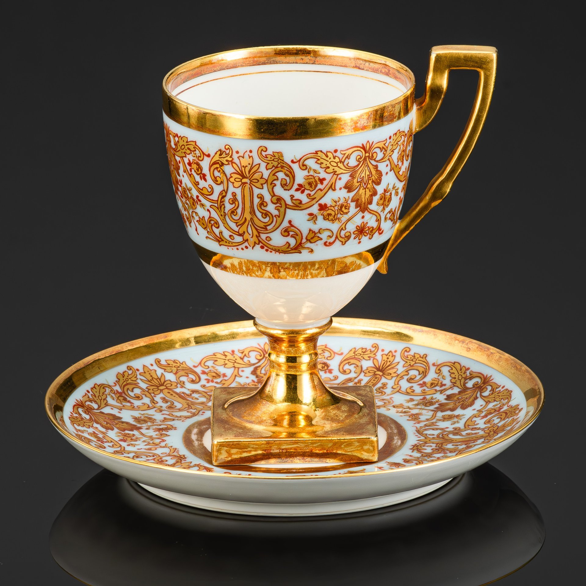 Чайно-кофейная пара на высокой ножке в стиле ампир, декорированная растительной гирляндой, мануфактура Jean Pouyat Limoges (J.P.L. France), фарфор, деколь, золочение, Limoges, Франция, 1891-1932 гг.