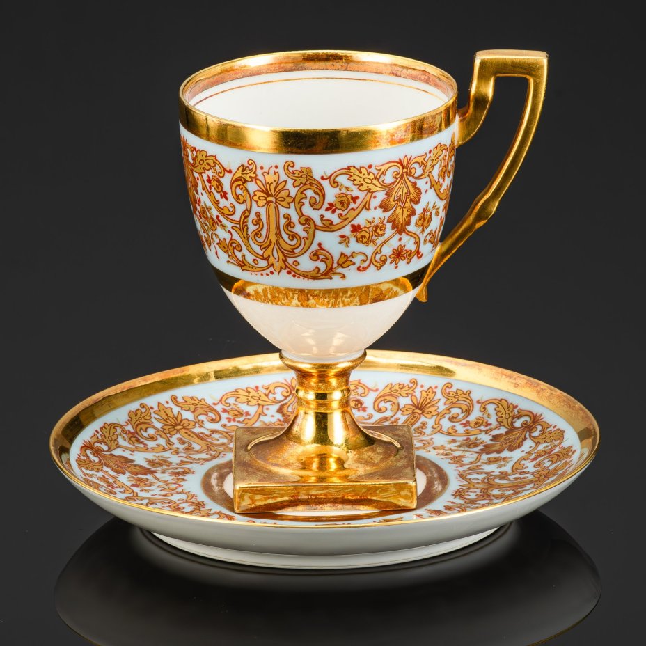 Чайно-кофейная пара на высокой ножке в стиле ампир, декорированная растительной гирляндой, мануфактура Jean Pouyat Limoges (J.P.L. France), фарфор, деколь, золочение, Limoges, Франция, 1891-1932 гг.