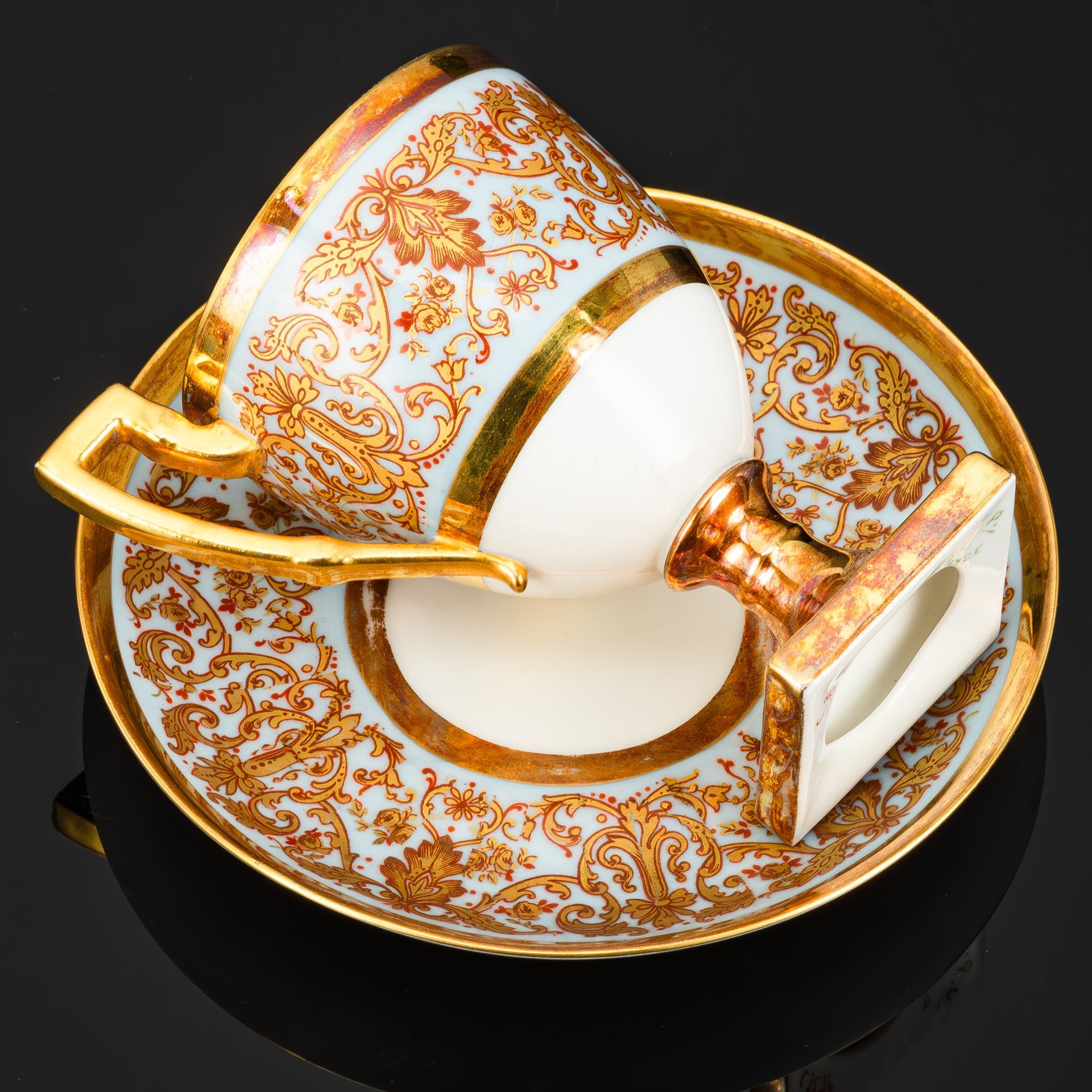 Чайно-кофейная пара на высокой ножке в стиле ампир, декорированная растительной гирляндой, мануфактура Jean Pouyat Limoges (J.P.L. France), фарфор, деколь, золочение, Limoges, Франция, 1891-1932 гг.