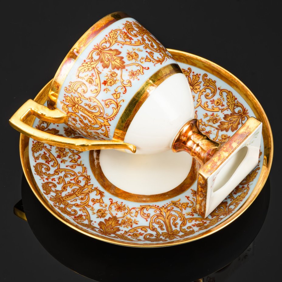 Чайно-кофейная пара на высокой ножке в стиле ампир, декорированная растительной гирляндой, мануфактура Jean Pouyat Limoges (J.P.L. France), фарфор, деколь, золочение, Limoges, Франция, 1891-1932 гг.