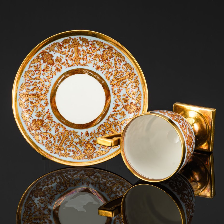 Чайно-кофейная пара на высокой ножке в стиле ампир, декорированная растительной гирляндой, мануфактура Jean Pouyat Limoges (J.P.L. France), фарфор, деколь, золочение, Limoges, Франция, 1891-1932 гг.