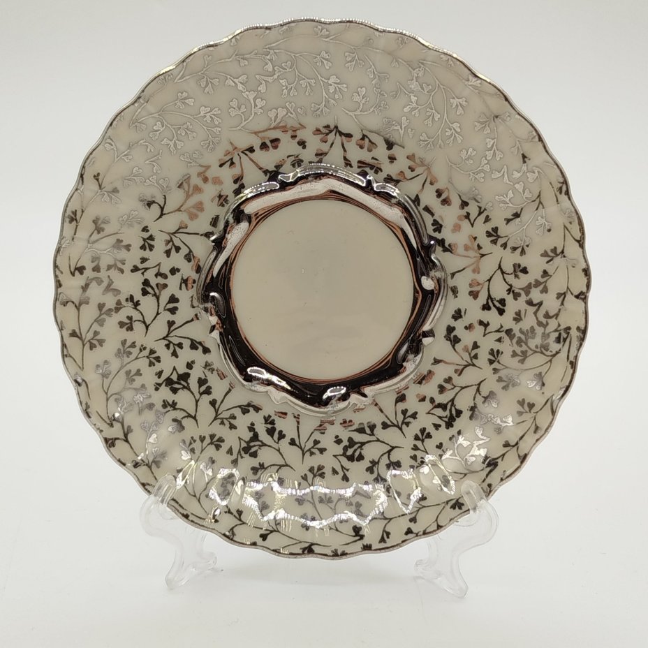 Блюдце кофейное, украшенное растительным декором