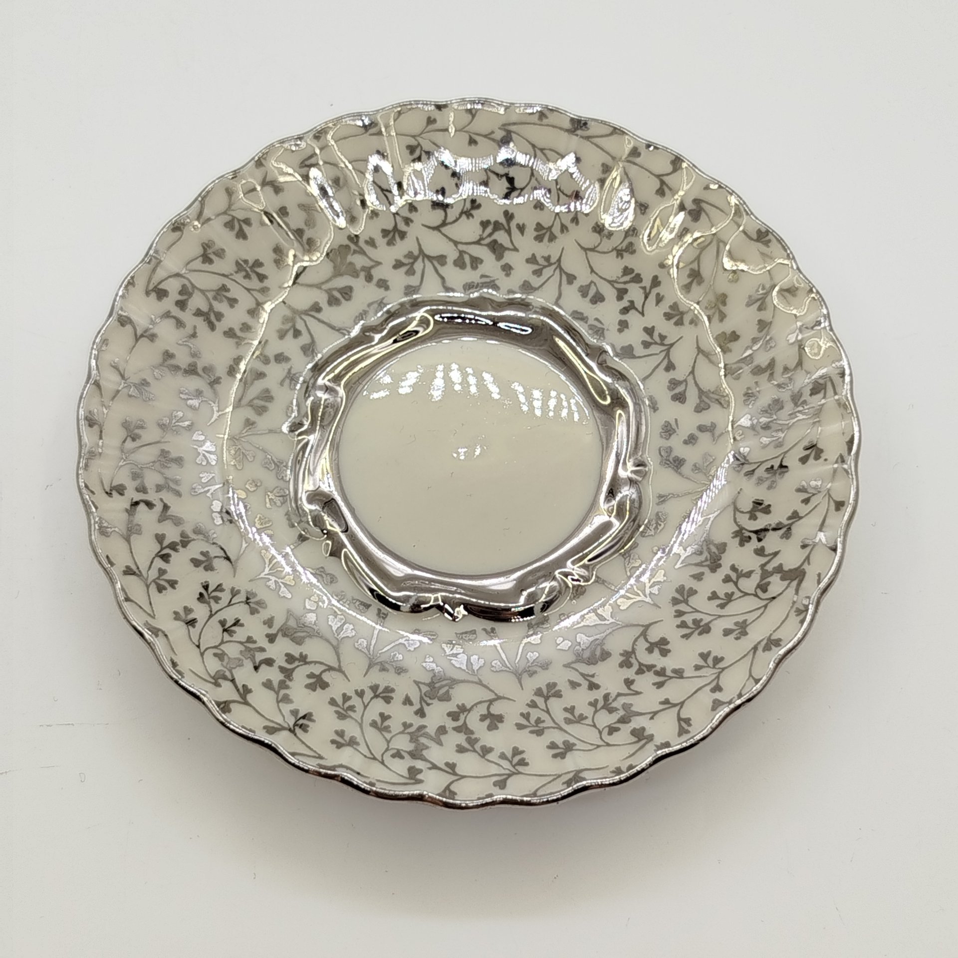 Блюдце кофейное, украшенное растительным декором