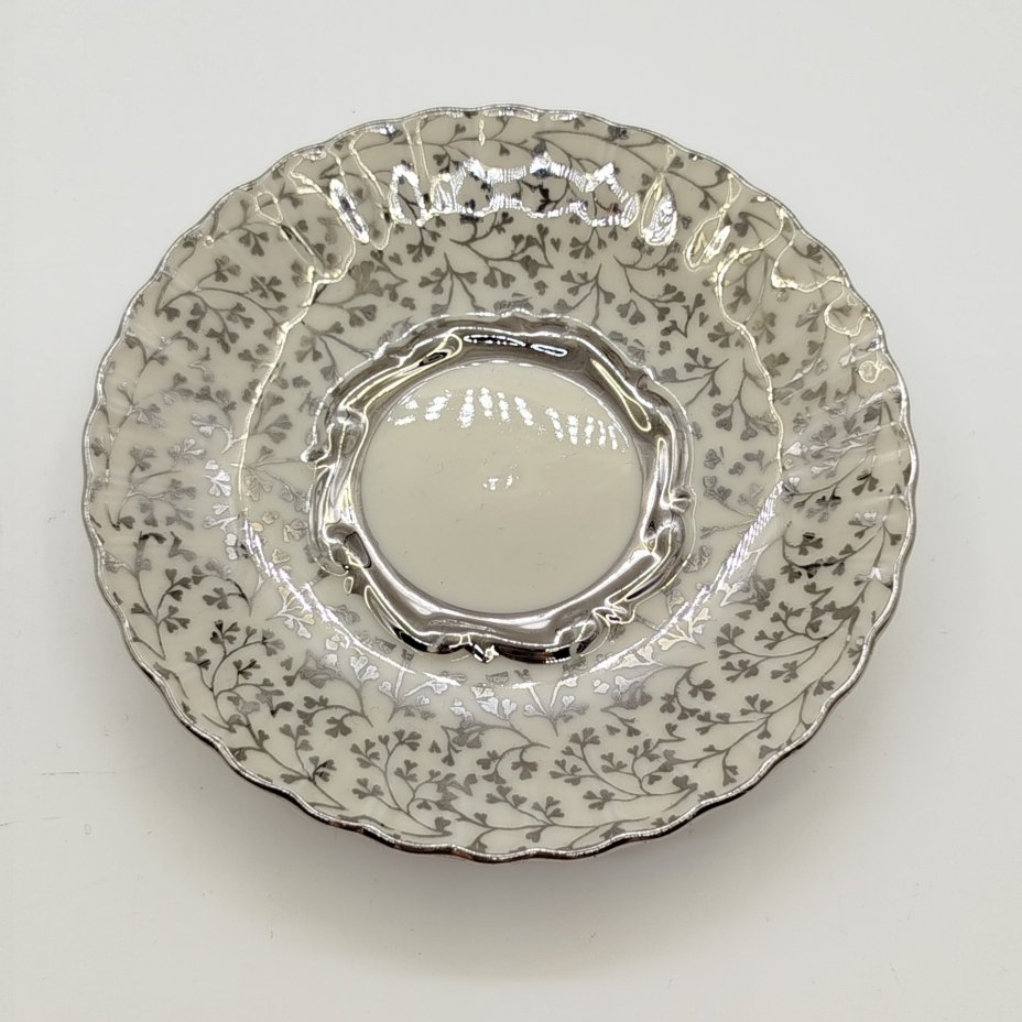 Блюдце кофейное, украшенное растительным декором