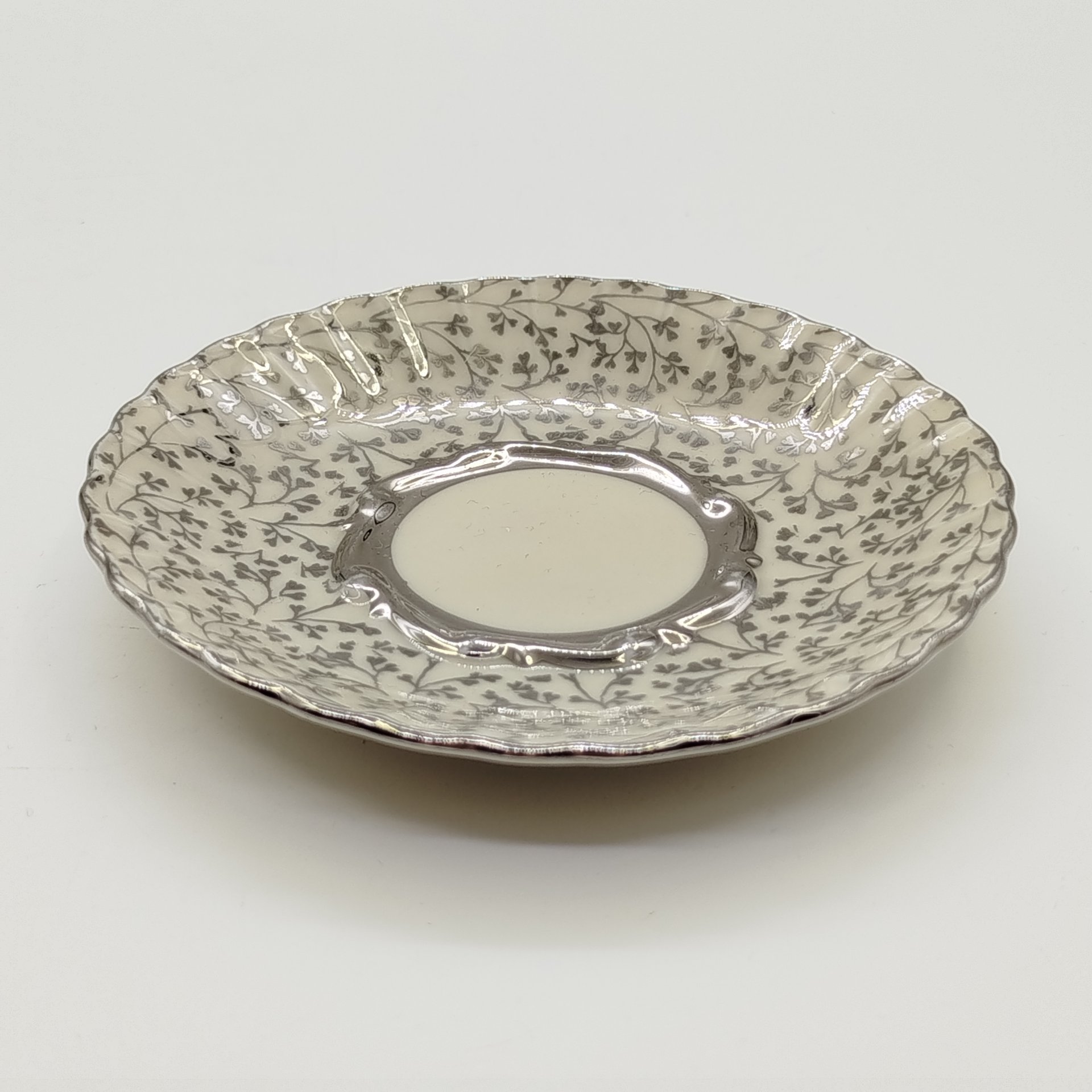 Блюдце кофейное, украшенное растительным декором