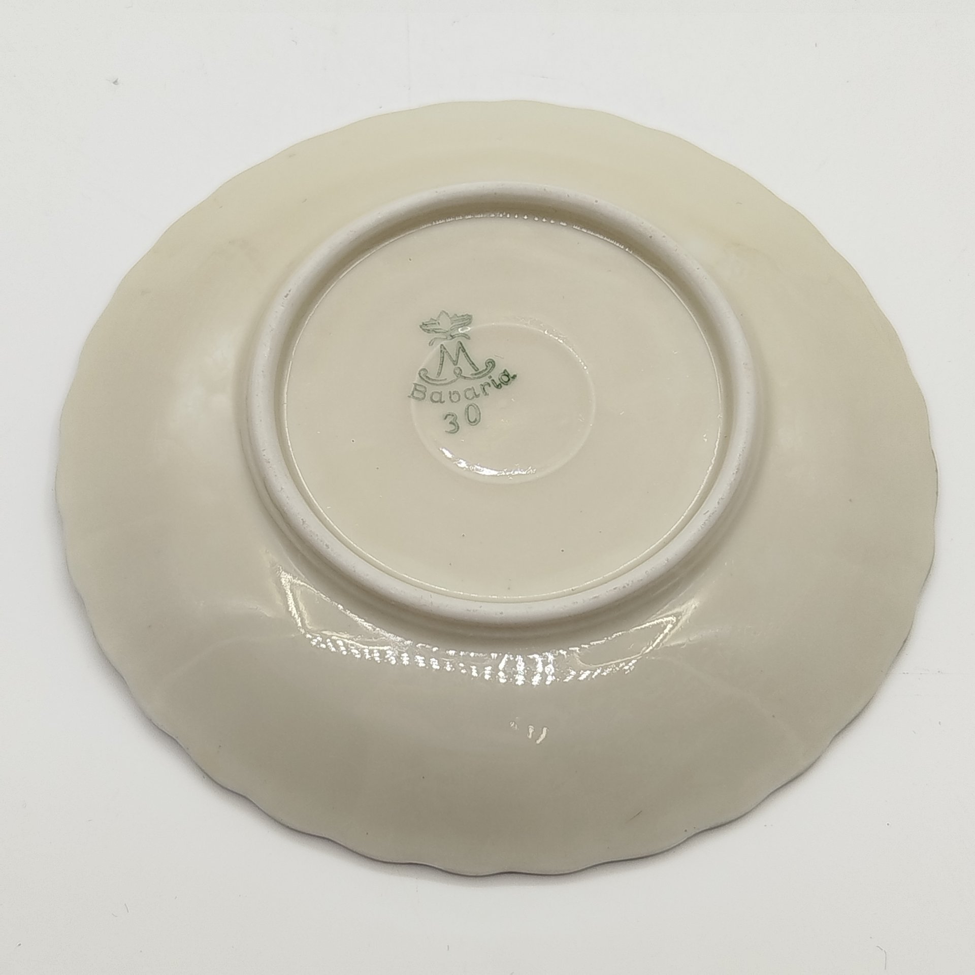 Блюдце кофейное, украшенное растительным декором