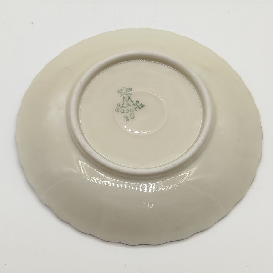 Блюдце кофейное, украшенное растительным декором