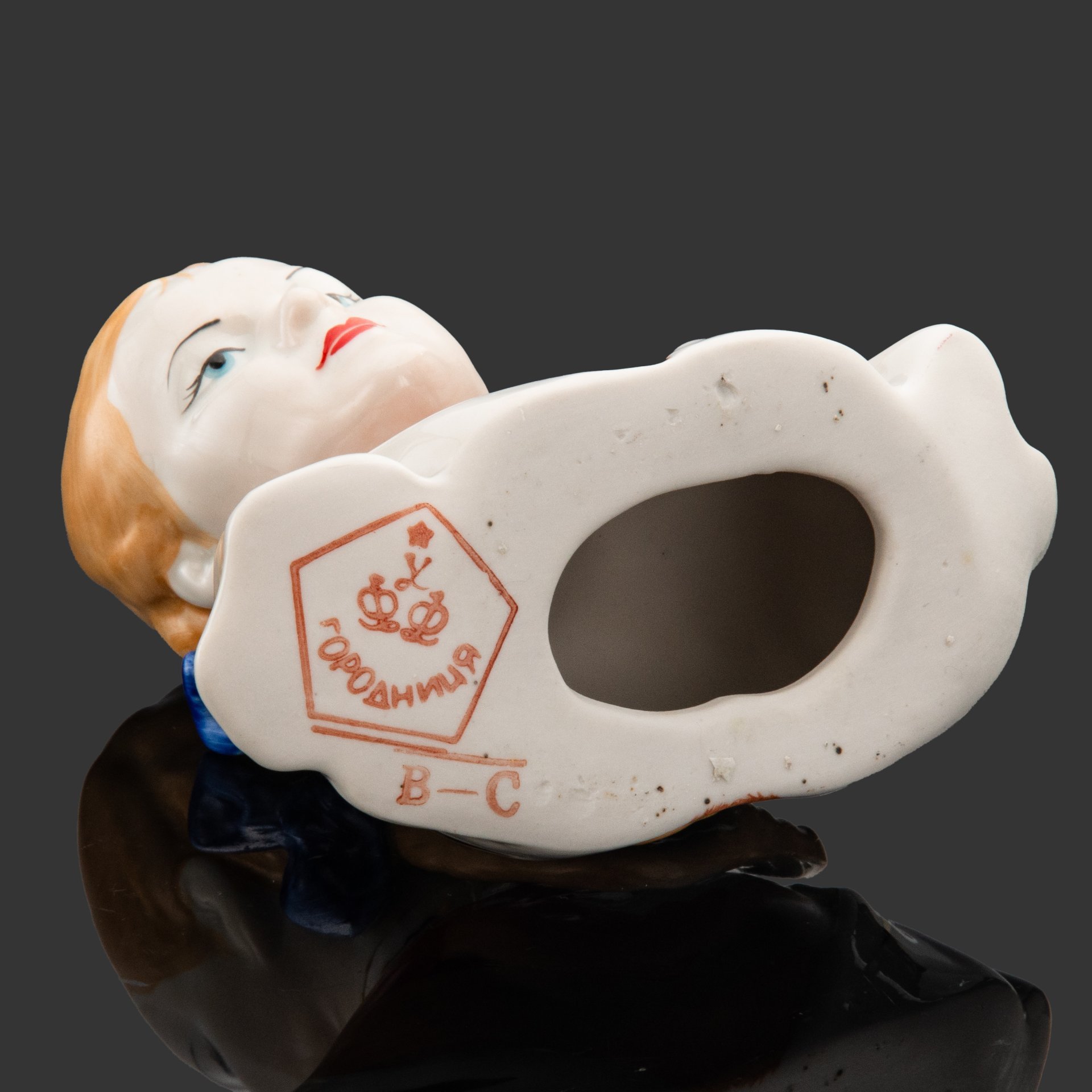 Бюст "Пионерка" ("Школьница"), автор М. Вронский, фарфор, роспись, золочение, Городницкий фарфоровый завод, СССР, 1950-1960 гг., Городницкий фарфоровый завод