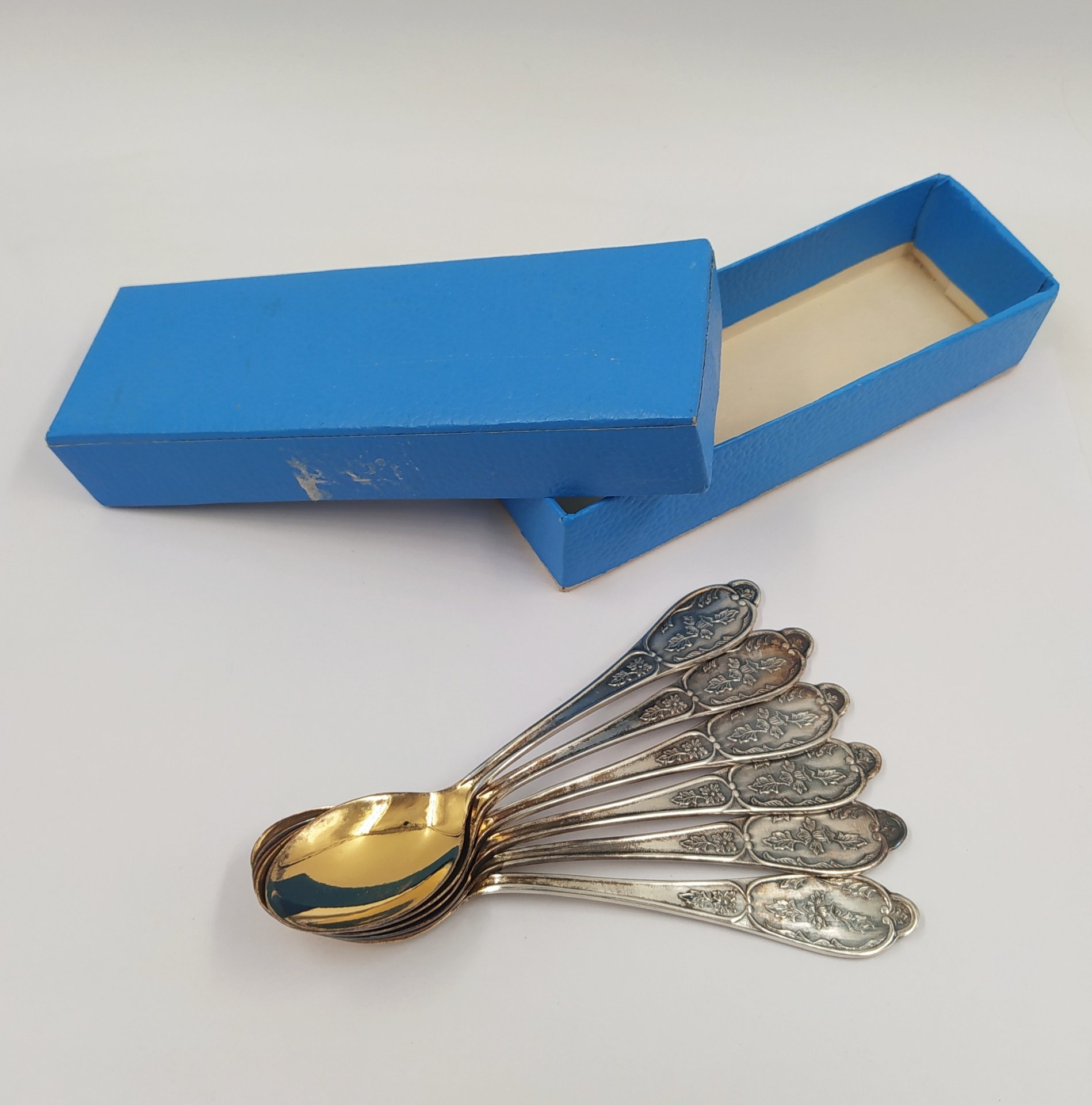 Набор из шести чайных ложек с растительным декором, в оригнальной коробке, мНЦ (медь-никель-цинк), золочене, Мстерская художественная фабрика  «Ювелир», СССР, 1969 г.